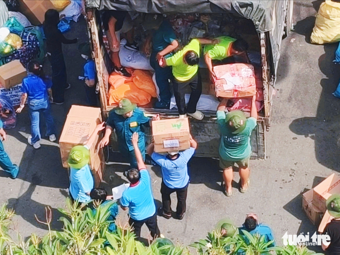 'Thấy mọi người cùng hướng về đồng bào vùng lũ, mình không còn thấy mệt nữa' 9 'Thấy mọi người cùng hướng về đồng bào vùng lũ, mình không còn thấy mệt nữa' - Ảnh 9.