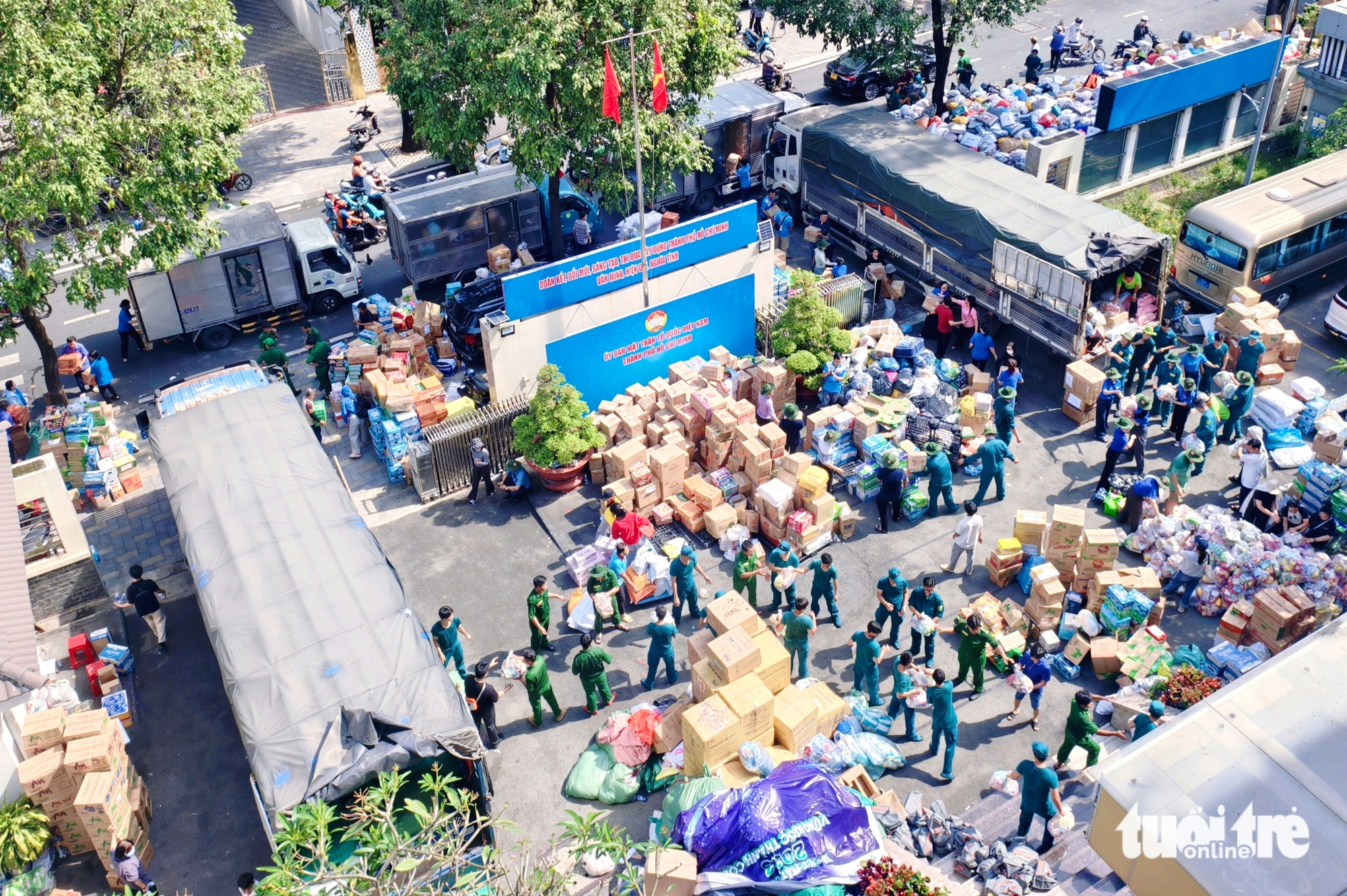 'Thấy mọi người cùng hướng về đồng bào vùng lũ, mình không còn thấy mệt nữa' 10 'Thấy mọi người cùng hướng về đồng bào vùng lũ, mình không còn thấy mệt nữa' - Ảnh 10.