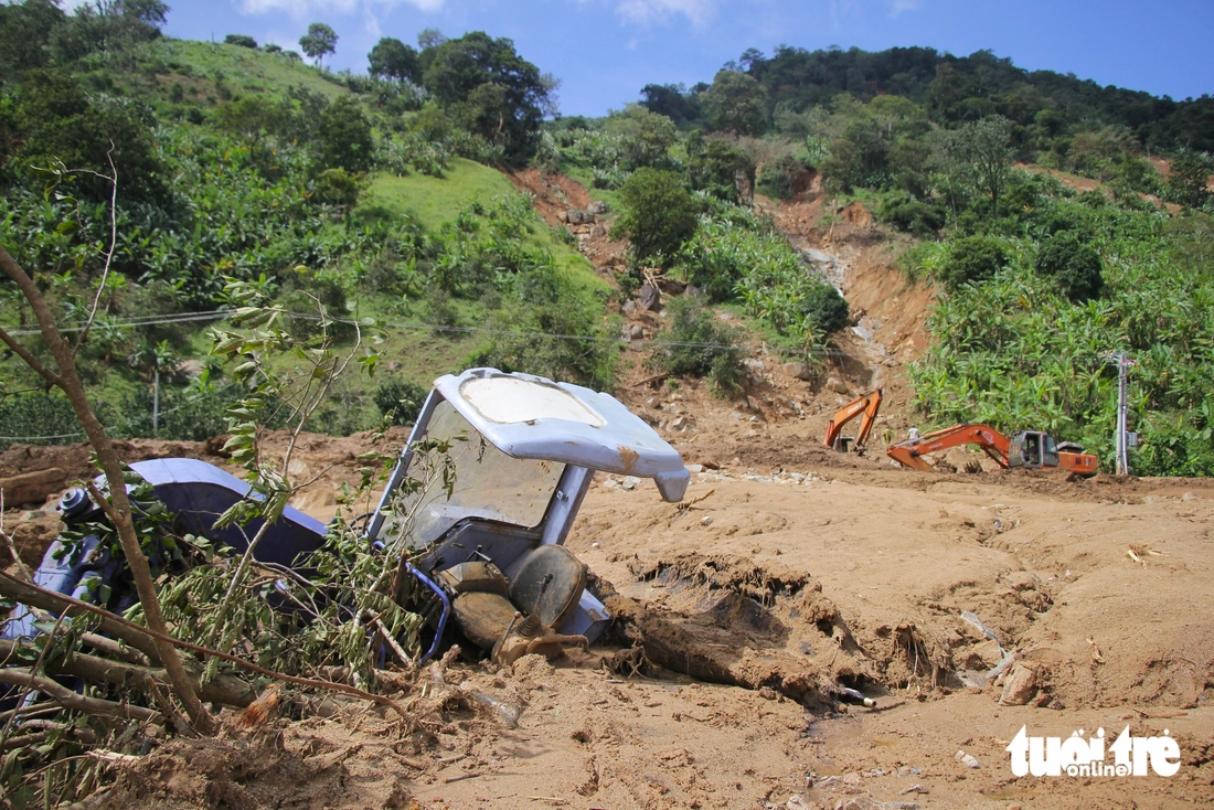 1 thôn ở Khánh Hòa bị sạt lở cô lập nhiều ngày, phải gùi thực phẩm lội bộ tiếp tế - Ảnh 3.