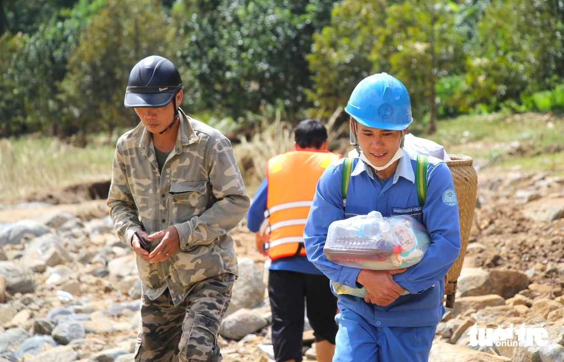 1 thôn ở Khánh Hòa bị sạt lở cô lập nhiều ngày, phải gùi thực phẩm lội bộ tiếp tế - Ảnh 4.