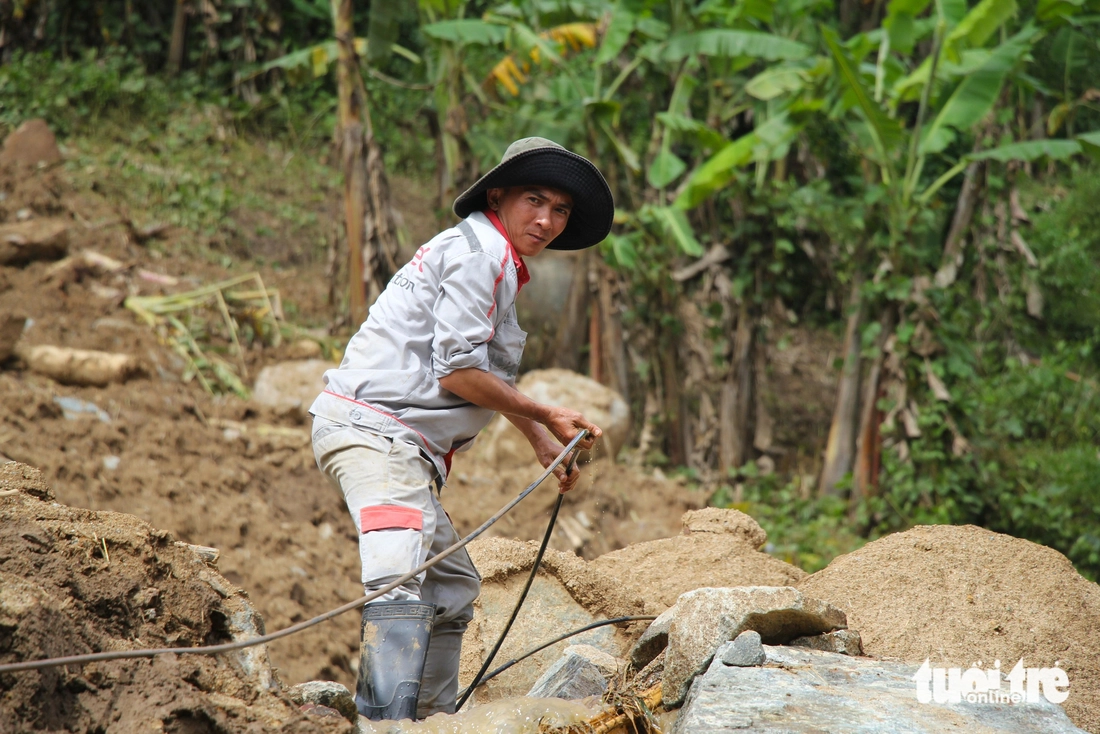 1 thôn ở Khánh Hòa bị sạt lở cô lập nhiều ngày, phải gùi thực phẩm lội bộ tiếp tế - Ảnh 9.