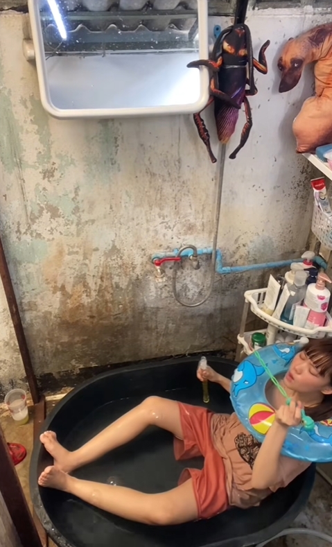 Cuộc sống kì lạ trong toilet 5m2 của cô gái TikTok triệu view - Ảnh 9.