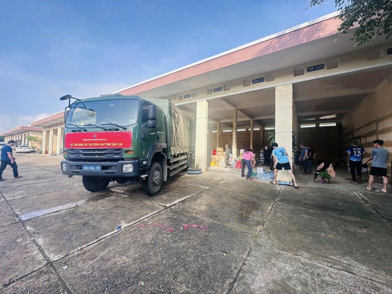 Minh Hà cho biết các chuyến xe chở mì gói, nước suối,... đến đồng bào vùng lũ.