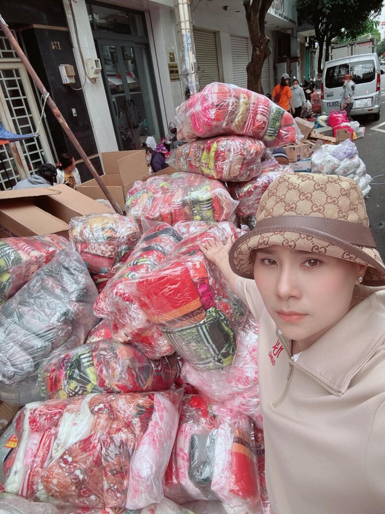 Diễn viên Hồ Bích Trâm tích cực chuẩn bị những chuyến xe tình nghĩa, chở nhu yếu phẩm như lương thực, quần áo, chăn mền,... trong suốt gần một tuần qua. Tính đến sáng 24/11, cô đã đưa được 7 chuyến xe với hơn 100 tấn hàng gửi đến bà con vùng lũ.