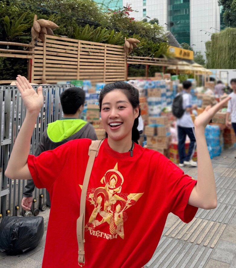 Khánh Vân đến điểm tập kết ở Nhà Văn hóa Thanh Niên TP HCM để cùng đội ngũ tình nguyện viên mang hàng hóa lên xe. Cô cho biết chuẩn bị nhiều thùng hàng như mì gói, nước uống, đồ hộp, băng vệ sinh,... để góp phần chia sẻ khó khăn cùng người dân chịu ảnh hưởng của thiên tai.