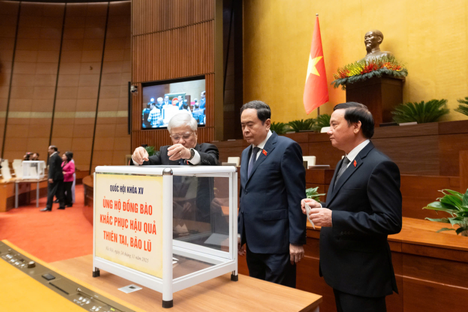 Chủ tịch Quốc hội Trần Thanh Mẫn, cùng các phó chủ tịch Đỗ Văn Chiến, Nguyễn Khắc Định ủng hộ đồng bào chịu mưa lũ. Ảnh: Hoàng Phong