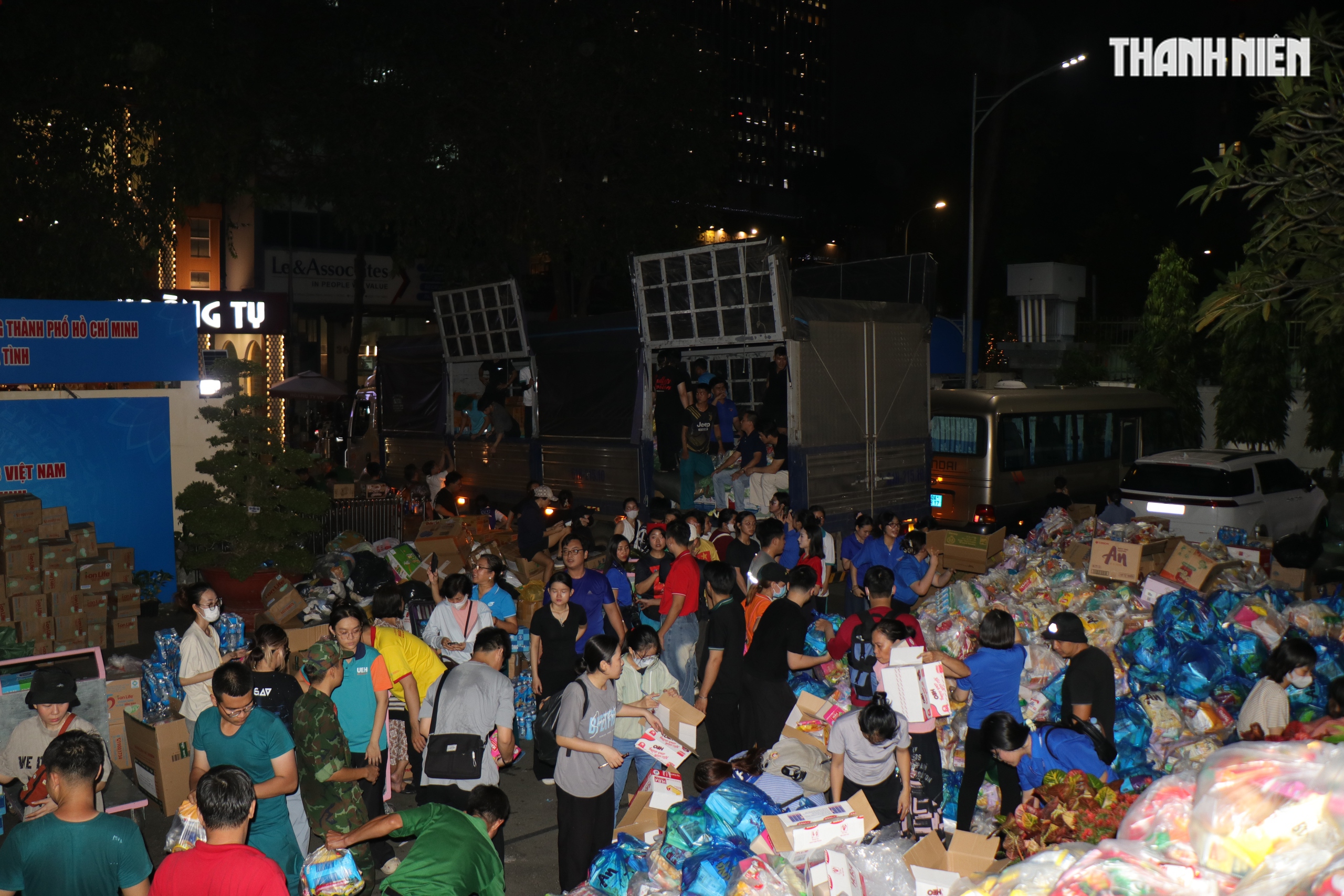 Lãnh đạo TP.HCM trực tiếp động viên lực lượng tiếp nhận hàng cứu trợ- Ảnh 3.