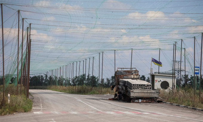 Lưới chống drone trên tuyến đường gần thành phố Dobropillia, tỉnh Donetsk ngày 10/8. Ảnh: Reuters
