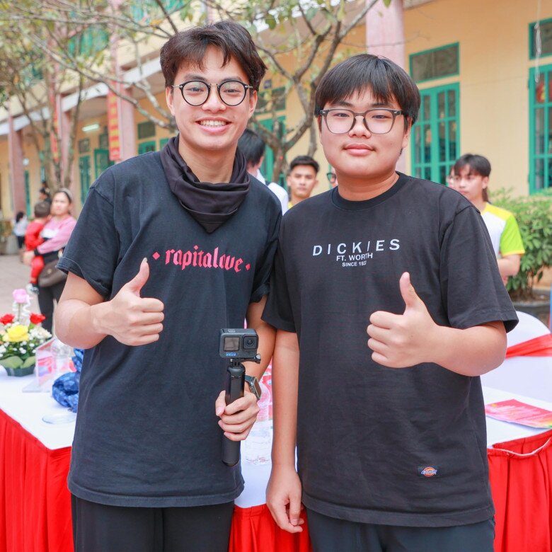 Bi Béo chụp ảnh cùng anh trai - Khánh Minh.