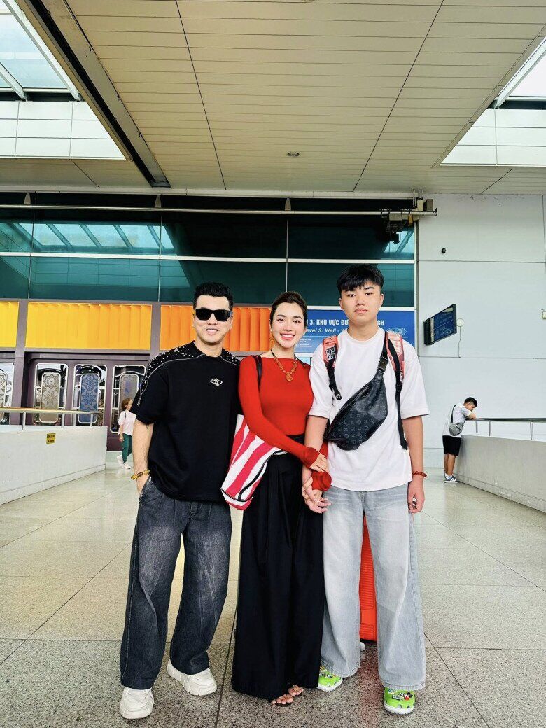 Ưng Hoàng Phúc và Kim Cương tiễn con trai sang Mỹ du học.