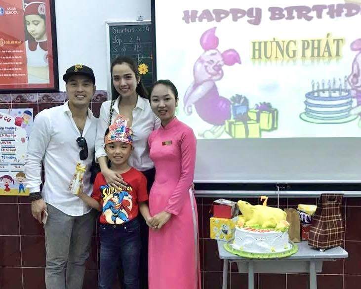 Ưng Hoàng Phúc và Kim Cương đến trường mừng sinh nhật quý tử vào 9 năm trước.