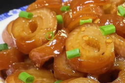 Chỉ cần buộc dây vào da heo rồi cho vào nồi hầm, được ngay món ngon tuyệt hảo