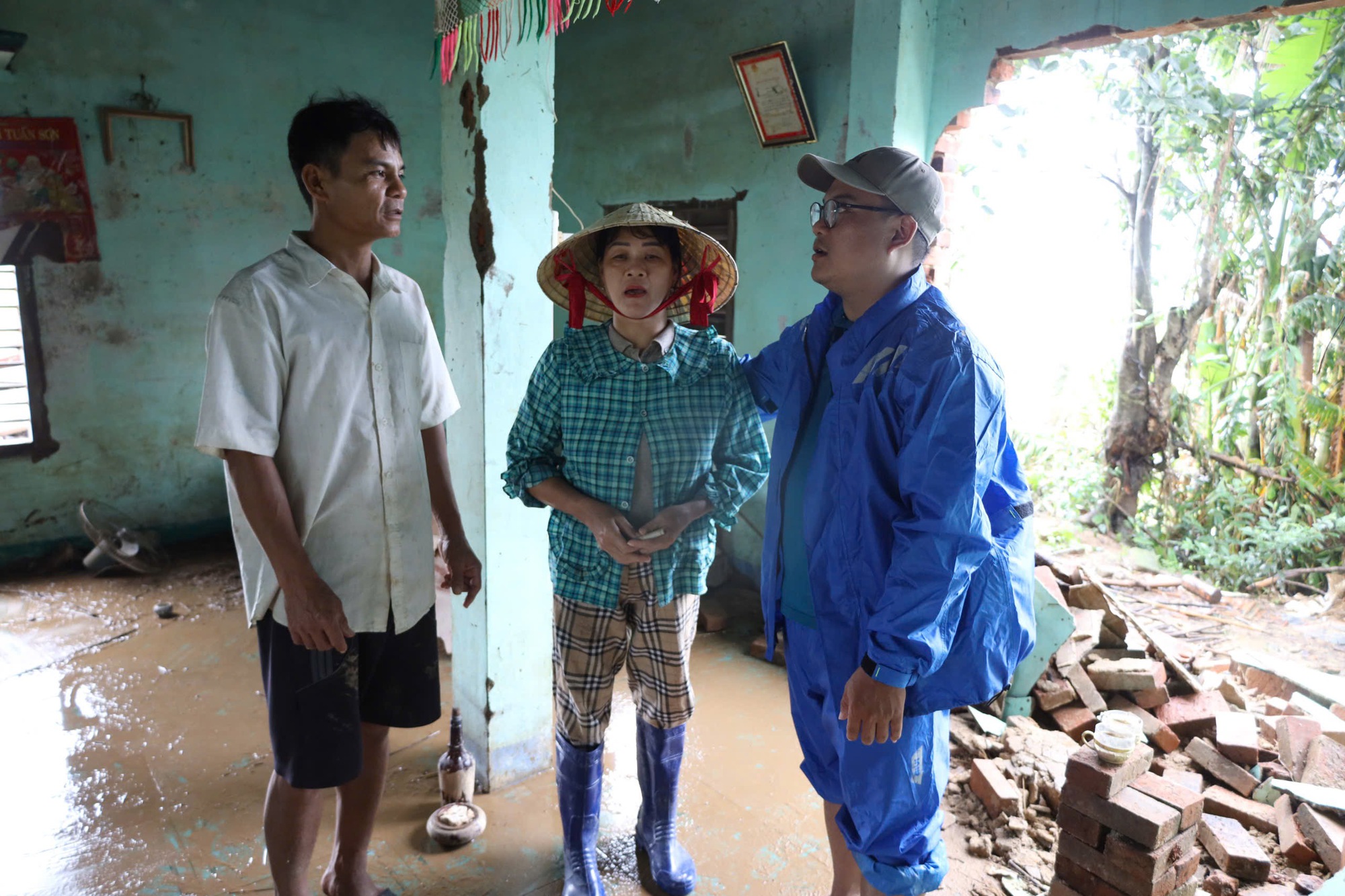 PV Thanh Niên nơi rốn lũ miền Trung: Vừa đưa tin vừa kết nối nhân ái- Ảnh 4.