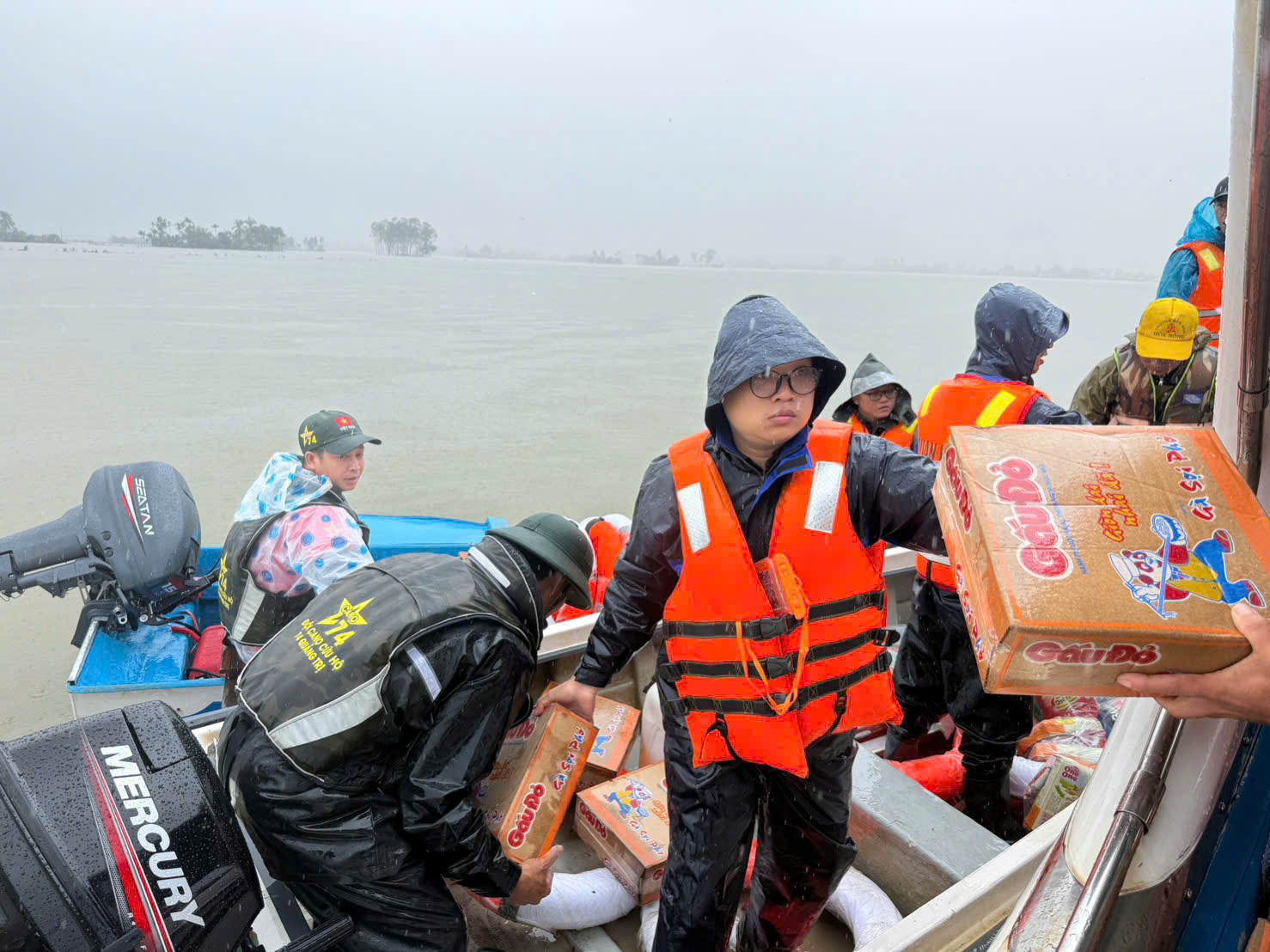 PV Thanh Niên nơi rốn lũ miền Trung: Vừa đưa tin vừa kết nối nhân ái- Ảnh 6.