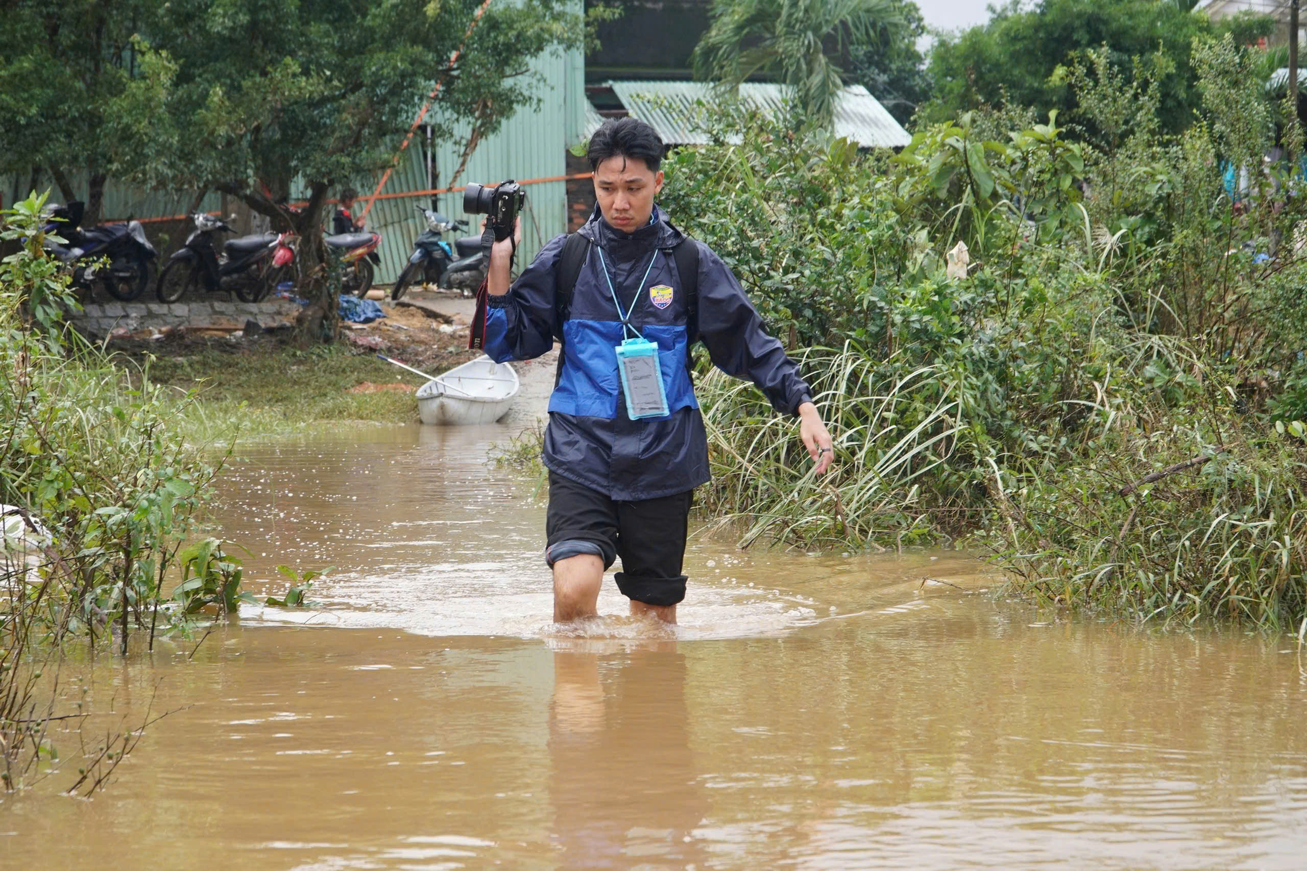 PV Thanh Niên nơi rốn lũ miền Trung: Vừa đưa tin vừa kết nối nhân ái- Ảnh 7.
