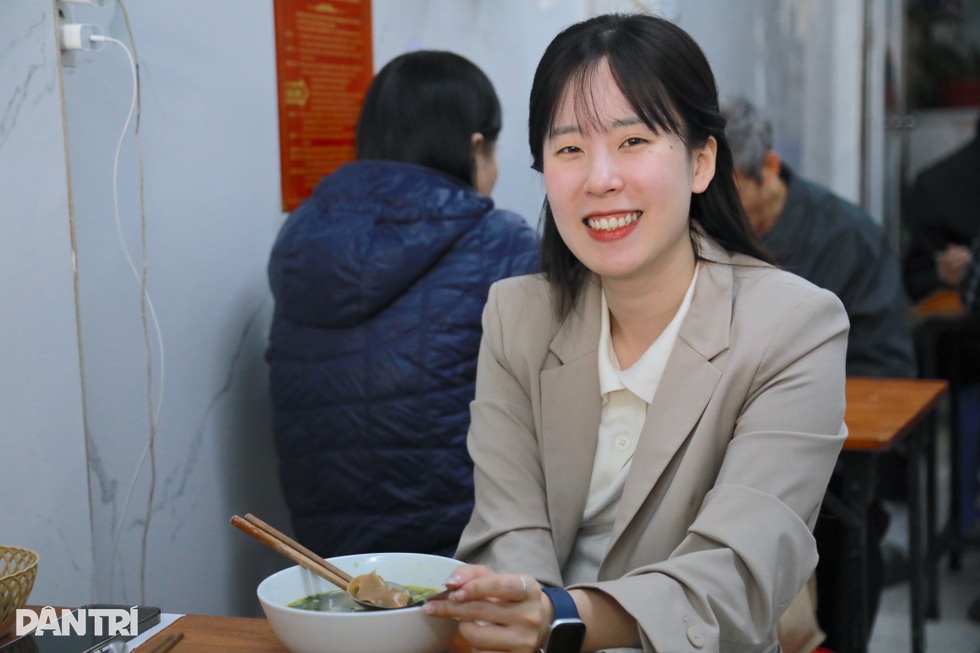 Quán bún cá ở Hà Nội bất ngờ lọt danh sách Michelin, chủ tưởng bị lừa đảo - 9