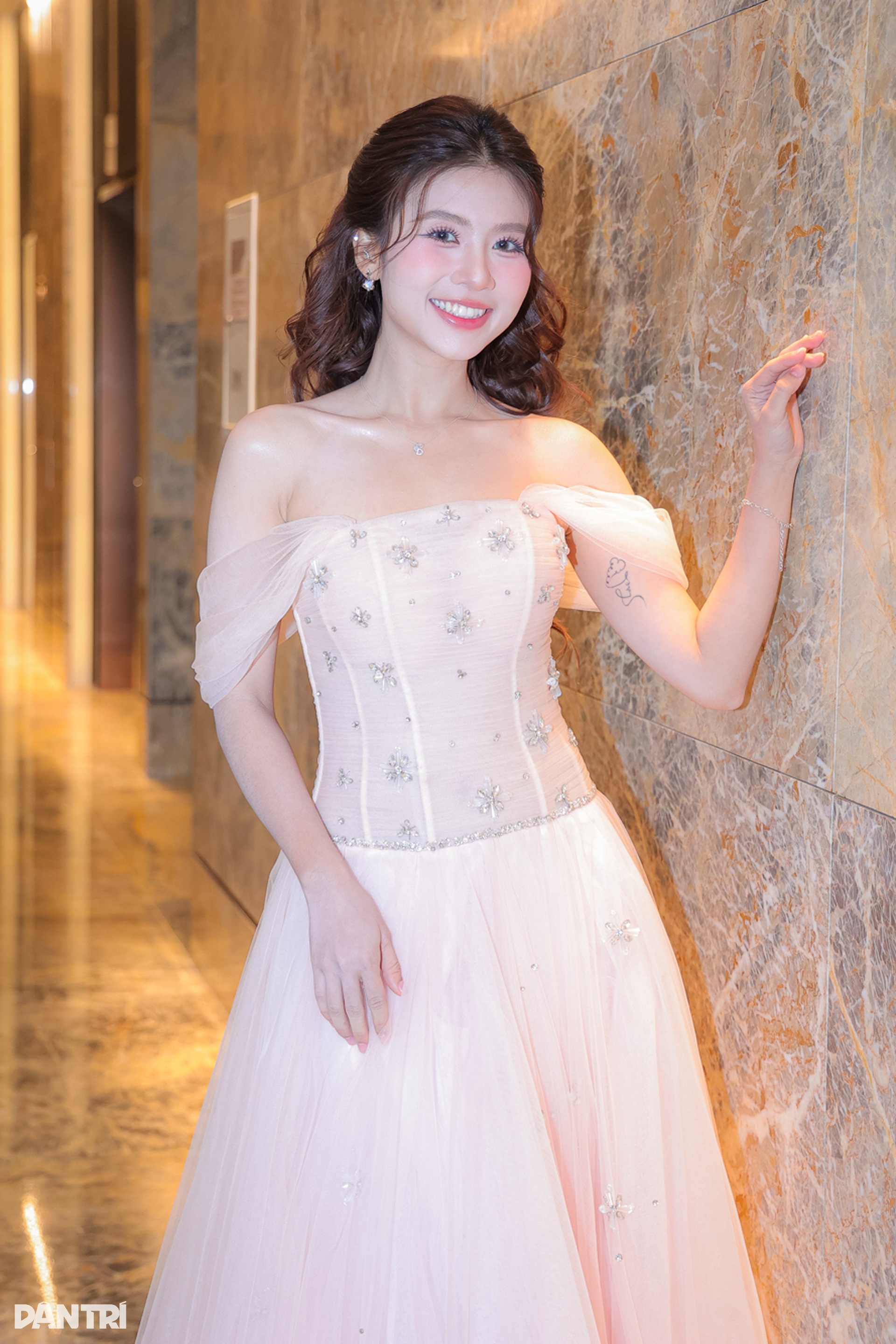 Kiều Anh đọ nhan sắc trẻ đẹp với nữ diễn viên kém 20 tuổi phim giờ vàng VTV - 7 Kiều Anh đọ nhan sắc trẻ đẹp với nữ diễn viên kém 20 tuổi phim giờ vàng VTV - 7