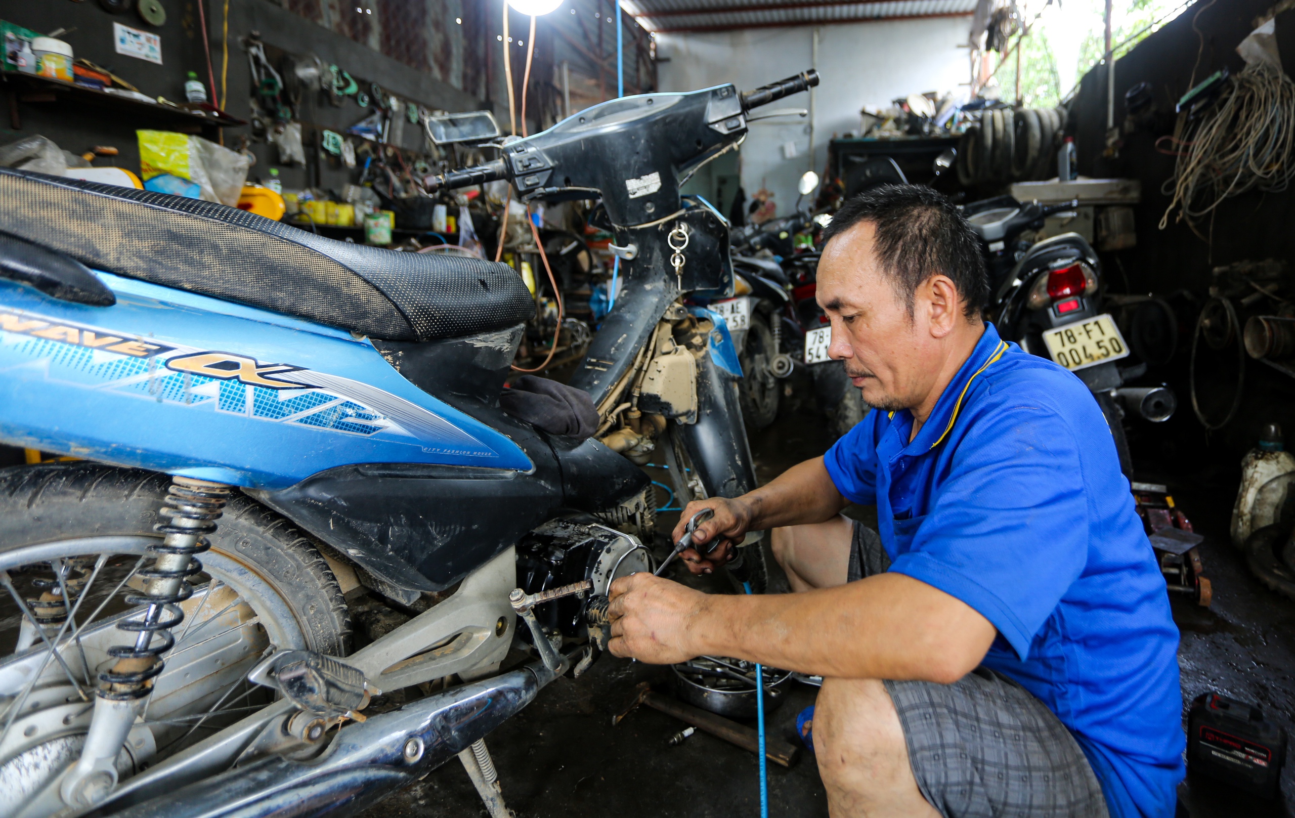 Hàng ngàn xe máy ngập lũ, phơi đầy đường ở Phú Yên cũ, người dân ngóng thợ sửa xe và phụ tùng 2 Hàng ngàn xe máy ngập lũ, phơi đầy đường ở Phú Yên cũ, người dân ngóng thợ sửa xe và phụ tùng - Ảnh 2.
