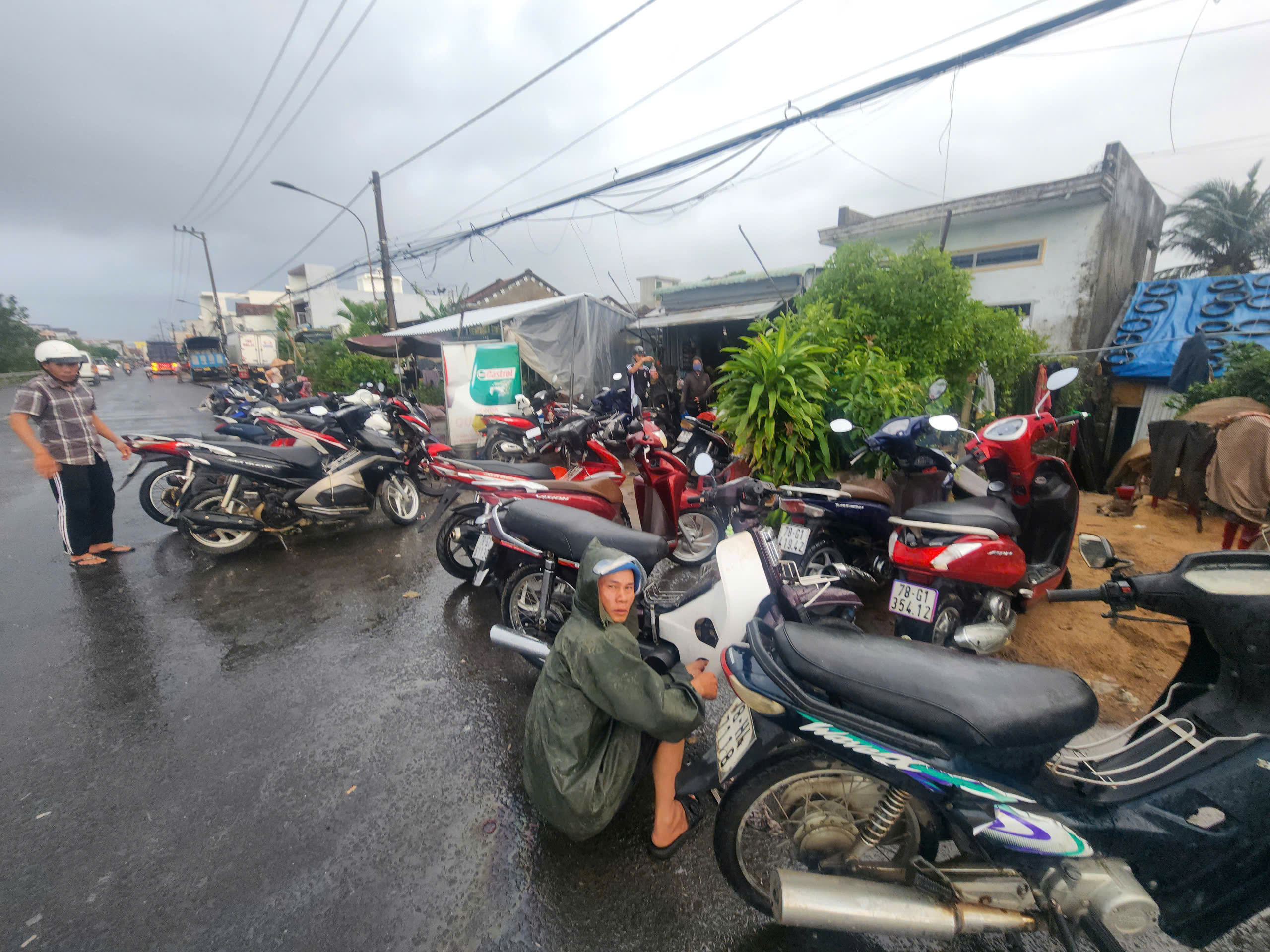 Hàng ngàn xe máy ngập lũ, phơi đầy đường ở Phú Yên cũ, người dân ngóng thợ sửa xe và phụ tùng 3 Hàng ngàn xe máy ngập lũ, phơi đầy đường ở Phú Yên cũ, người dân ngóng thợ sửa xe và phụ tùng - Ảnh 3.