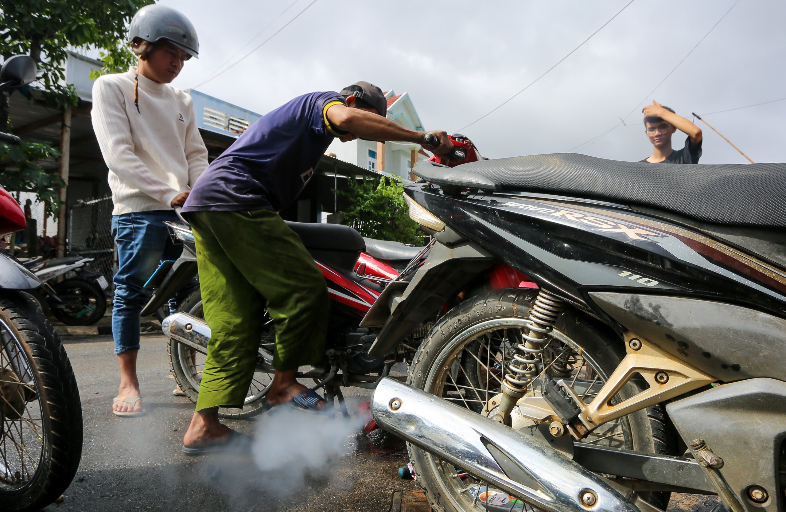 Hàng ngàn xe máy ngập lũ, phơi đầy đường ở Phú Yên cũ, người dân ngóng thợ sửa xe và phụ tùng 5 Phú Yên - Ảnh 5.