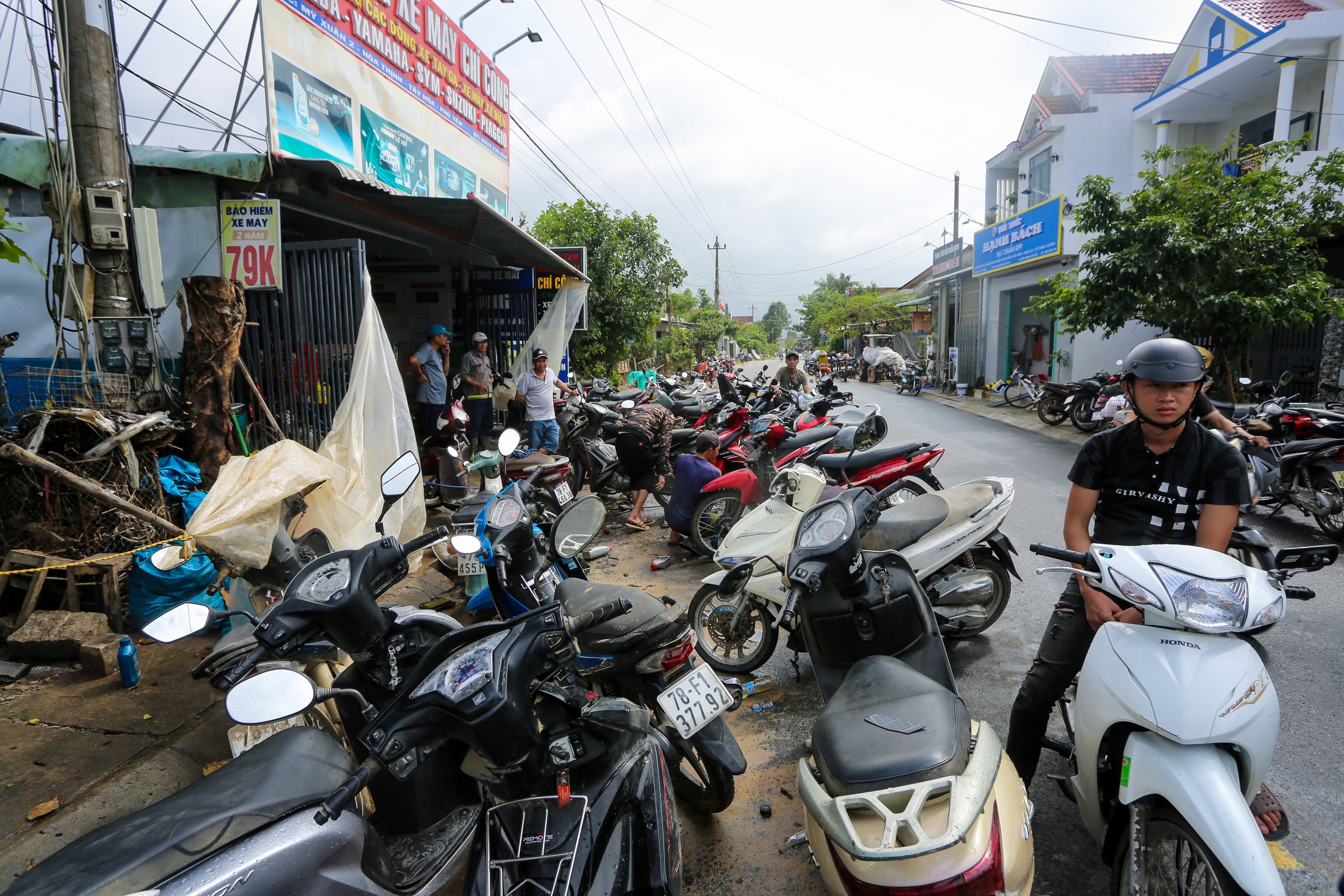 Hàng ngàn xe máy ngập lũ, phơi đầy đường ở Phú Yên cũ, người dân ngóng thợ sửa xe và phụ tùng 6 Phú Yên - Ảnh 9.
