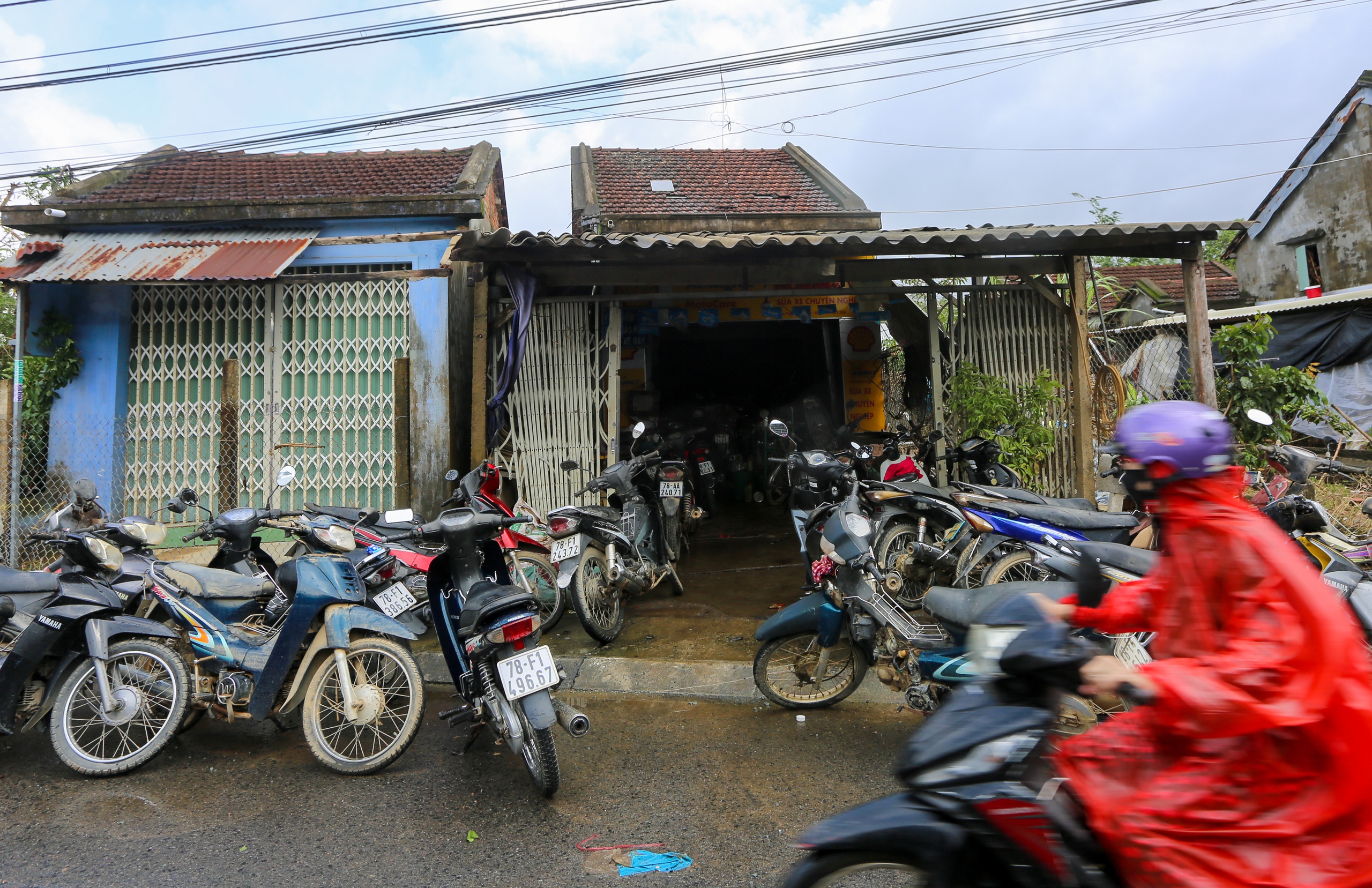 Hàng ngàn xe máy ngập lũ, phơi đầy đường ở Phú Yên cũ, người dân ngóng thợ sửa xe và phụ tùng 8 Hàng ngàn xe máy ngập lũ, phơi đầy đường ở Phú Yên cũ, người dân ngóng thợ sửa xe và phụ tùng - Ảnh 11.