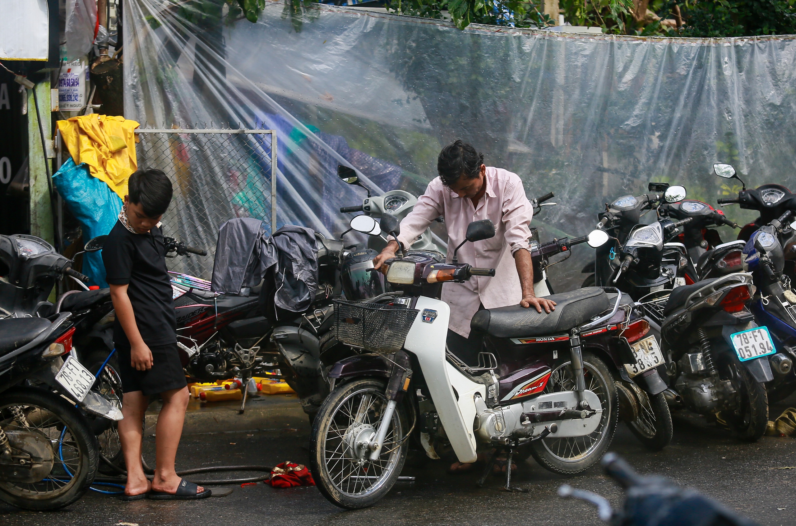 Hàng ngàn xe máy ngập lũ, phơi đầy đường ở Phú Yên cũ, người dân ngóng thợ sửa xe và phụ tùng 10 Phú Yên - Ảnh 13.