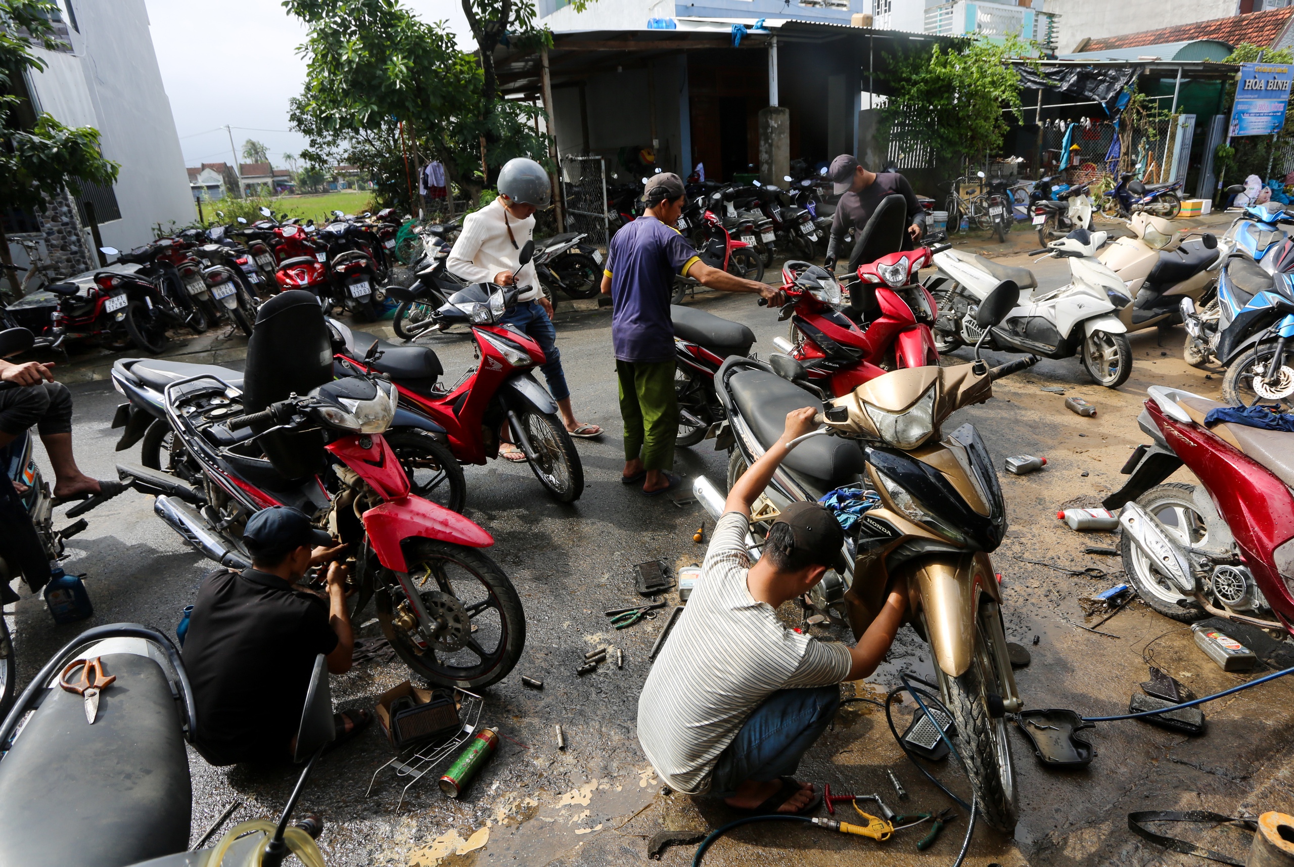 Hàng ngàn xe máy ngập lũ, phơi đầy đường ở Phú Yên cũ, người dân ngóng thợ sửa xe và phụ tùng 11 Phú Yên - Ảnh 14.