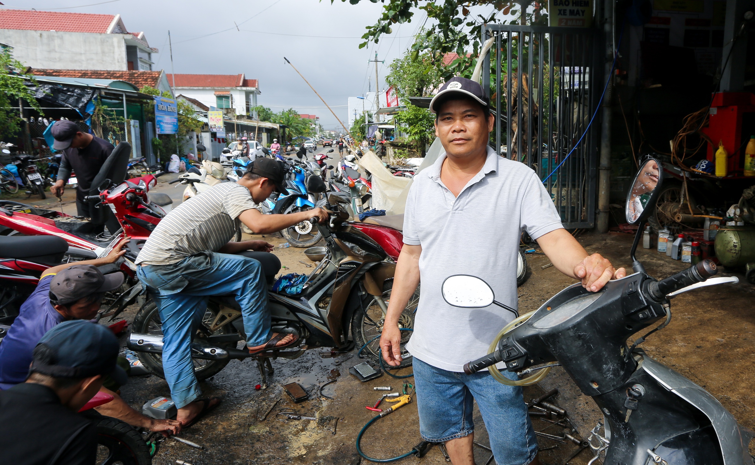Hàng ngàn xe máy ngập lũ, phơi đầy đường ở Phú Yên cũ, người dân ngóng thợ sửa xe và phụ tùng 12 Phú Yên - Ảnh 15.