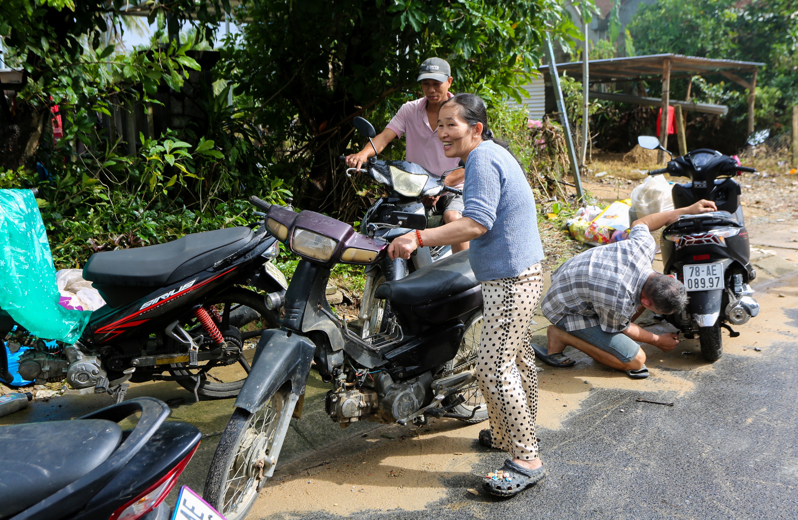 Hàng ngàn xe máy ngập lũ, phơi đầy đường ở Phú Yên cũ, người dân ngóng thợ sửa xe và phụ tùng 13 Phú Yên - Ảnh 16.