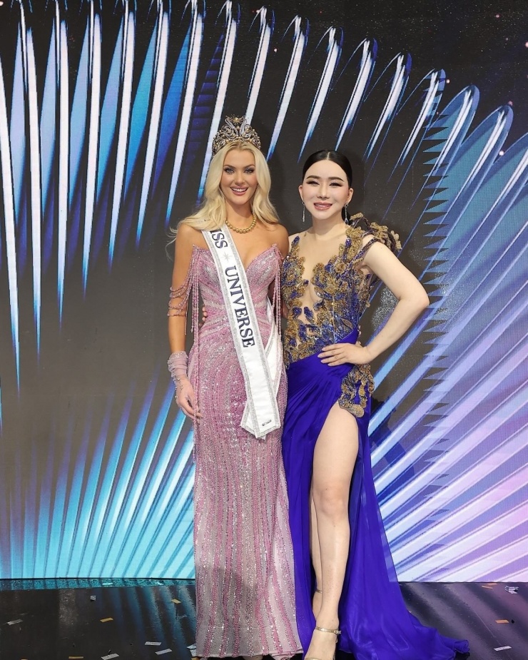 Bà Anne Jakrajutatip và Hoa hậu Hoàn vũ 2024 Victoria Kjær Theilvig.