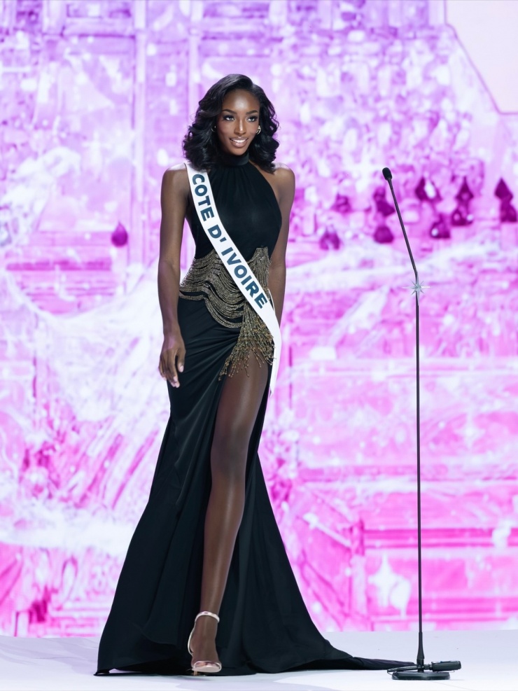 Olivia gây ấn tượng với người đối diện nhờ làn da nâu, nụ cười sáng, được nhiều người ví von là "ngọc trai đen". Trong gần ba tuần qua tham gia cuộc thi ở Thái Lan, cô được ghi nhận là một trong những thí sinh nổi bật của khu vực châu Phi, theo Business Insider.