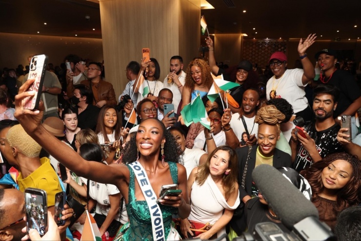 Ở chặng cuối, fan có mặt tại sảnh khách sạn - nơi thí sinh lưu trú - để cổ vũ tinh thần cho Olivia Yacé sau các buổi tập luyện.