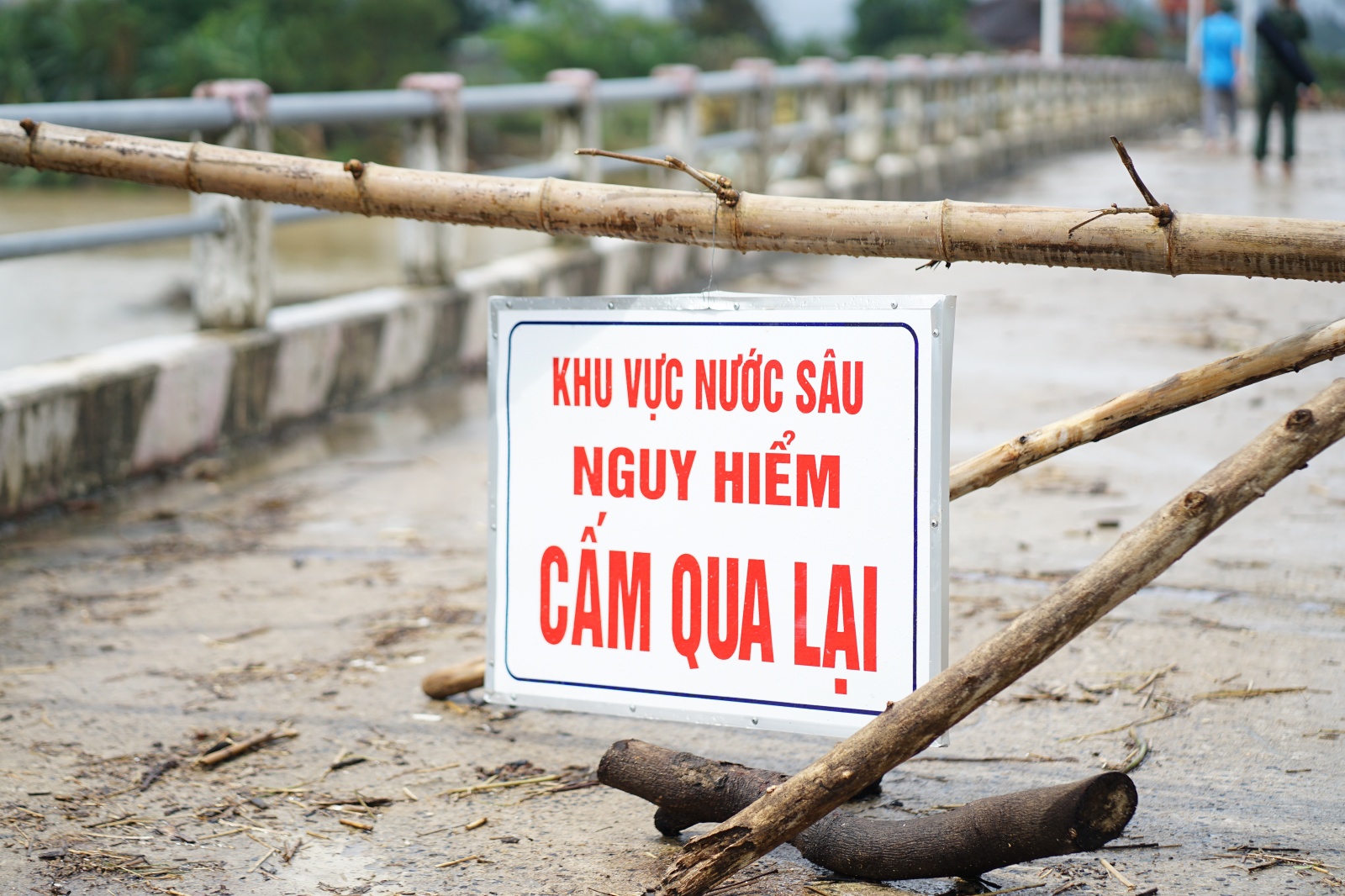 Tang thương cảnh 3 anh em mồ côi vì tin đồn vỡ đập: 