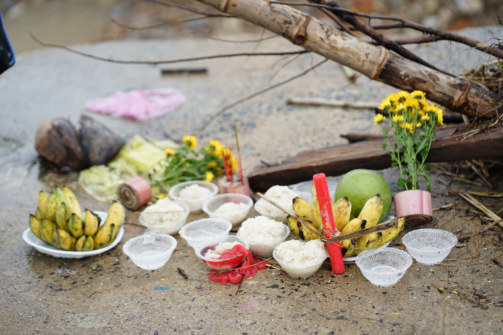 Tang thương cảnh 3 anh em mồ côi vì tin đồn vỡ đập: 