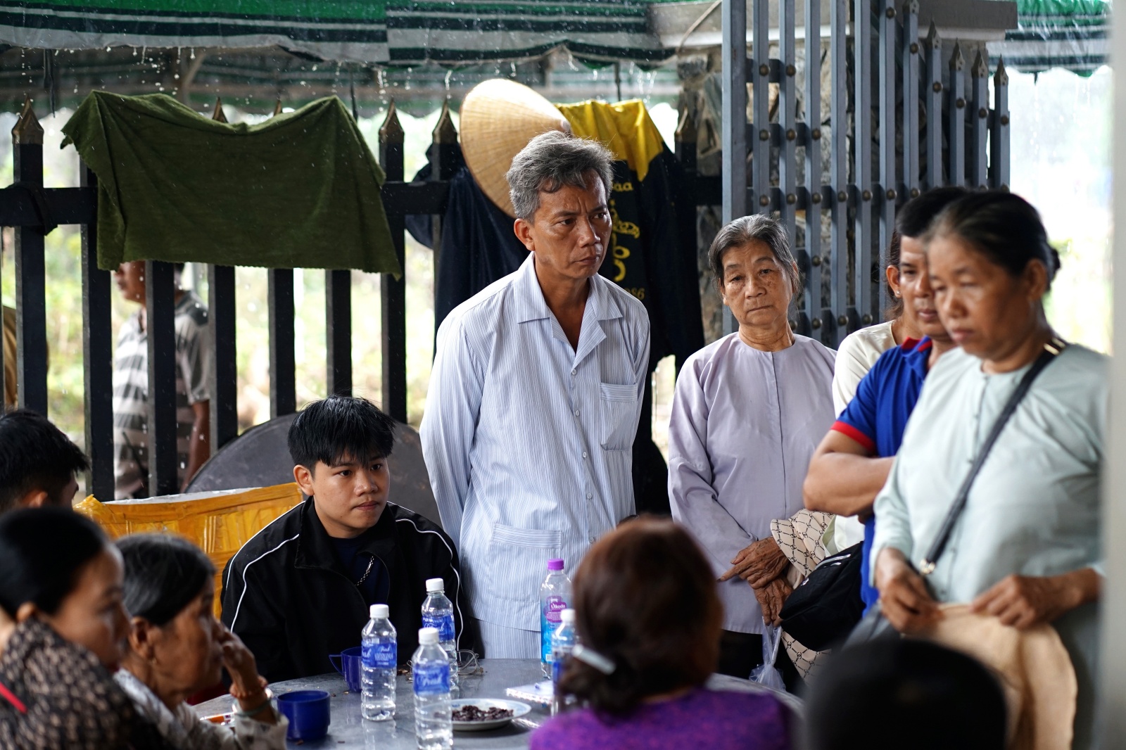 Tang thương cảnh 3 anh em mồ côi vì tin đồn vỡ đập: 