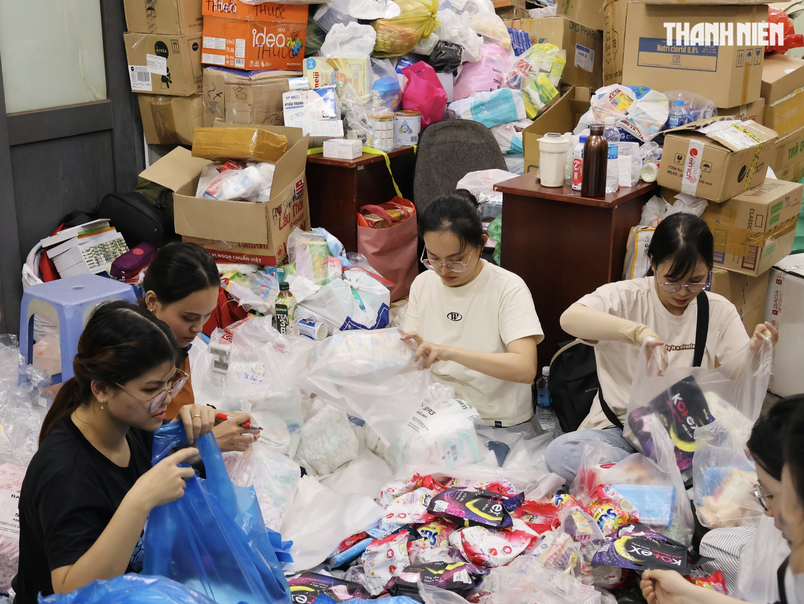 Thâu đêm chuyền tay hàng cứu trợ đến đồng bào vùng lũ miền Trung- Ảnh 2.