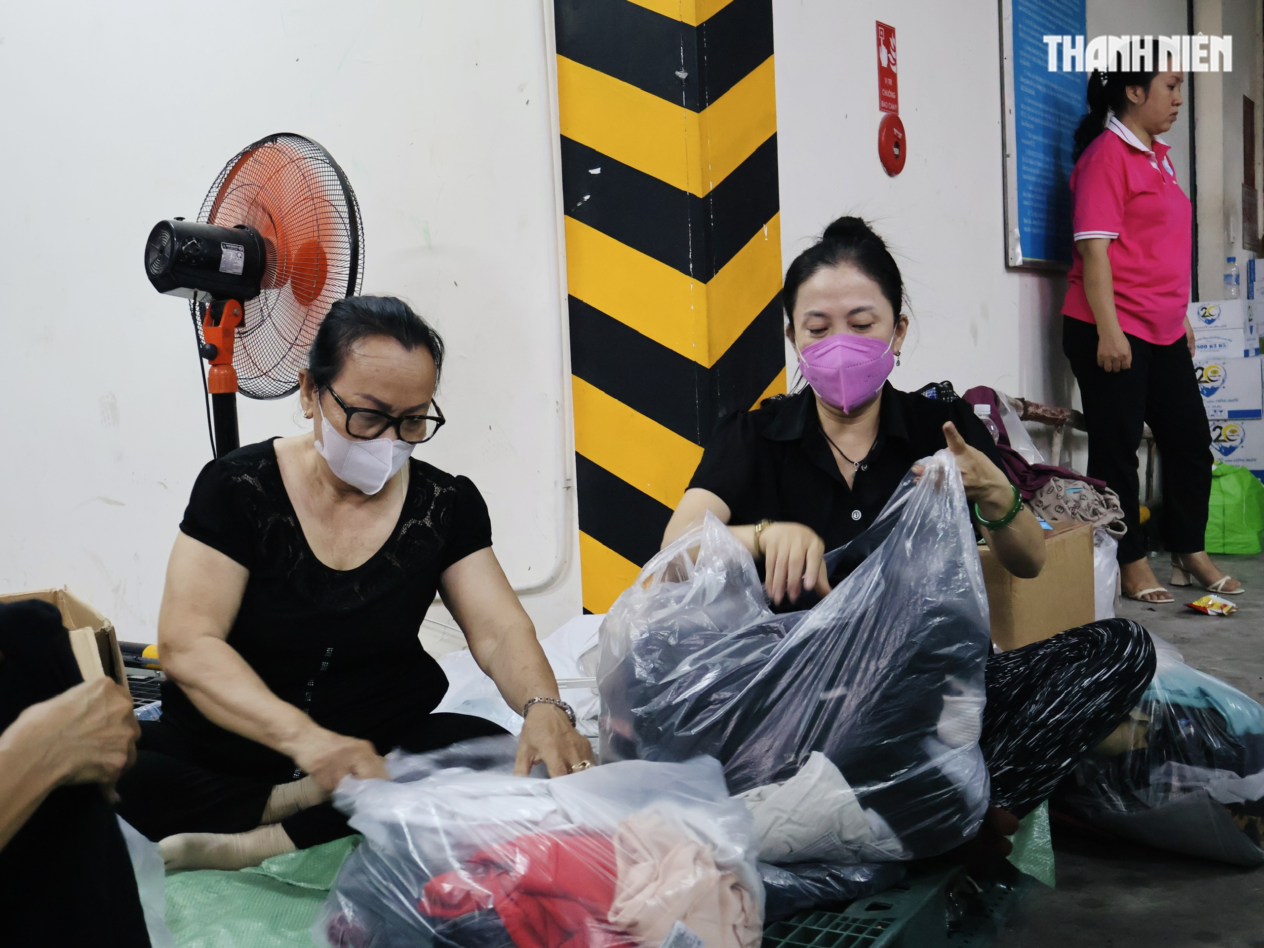 Thâu đêm chuyền tay hàng cứu trợ đến đồng bào vùng lũ miền Trung- Ảnh 3.