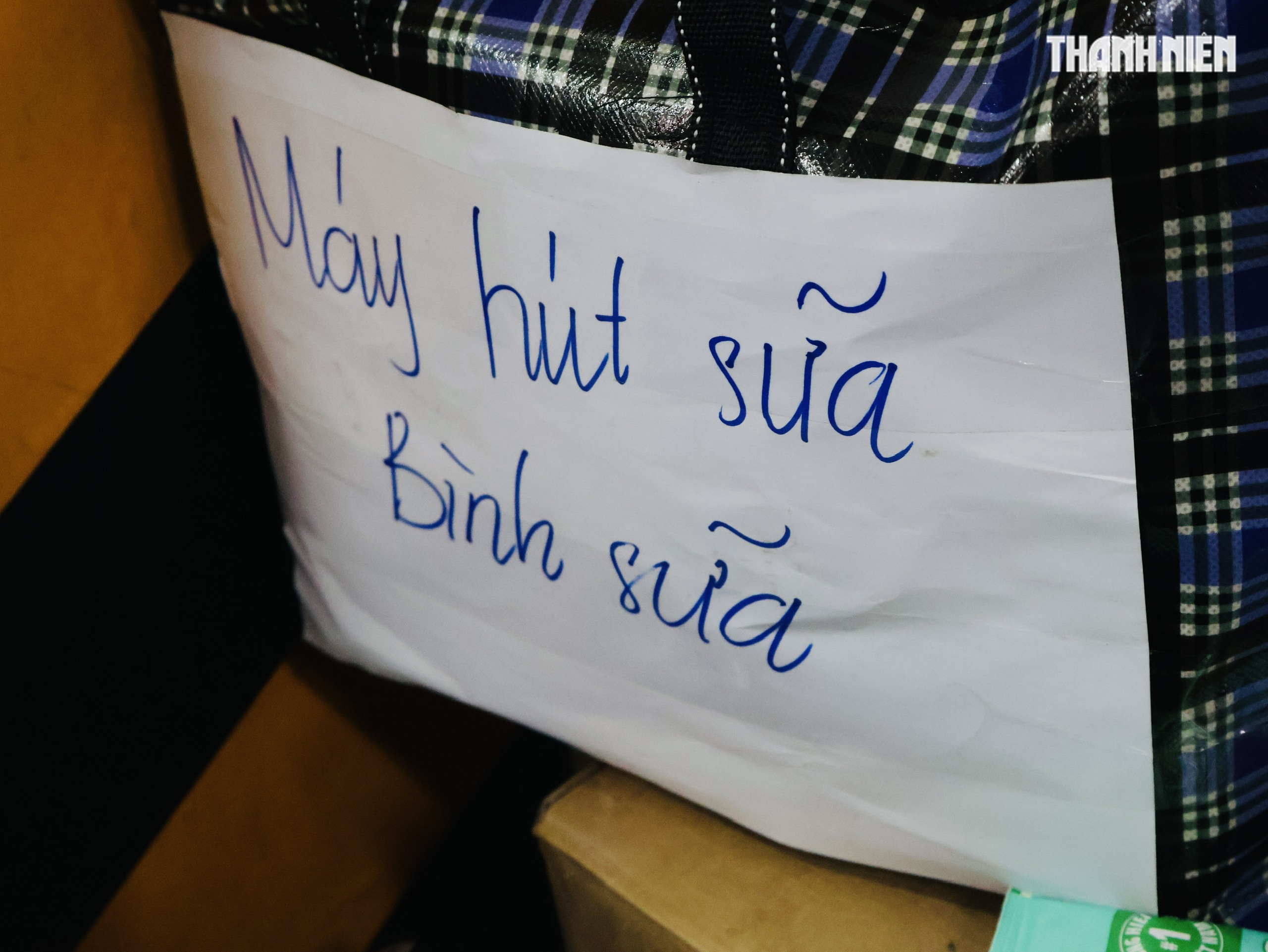 Thâu đêm chuyền tay hàng cứu trợ đến đồng bào vùng lũ miền Trung- Ảnh 6.