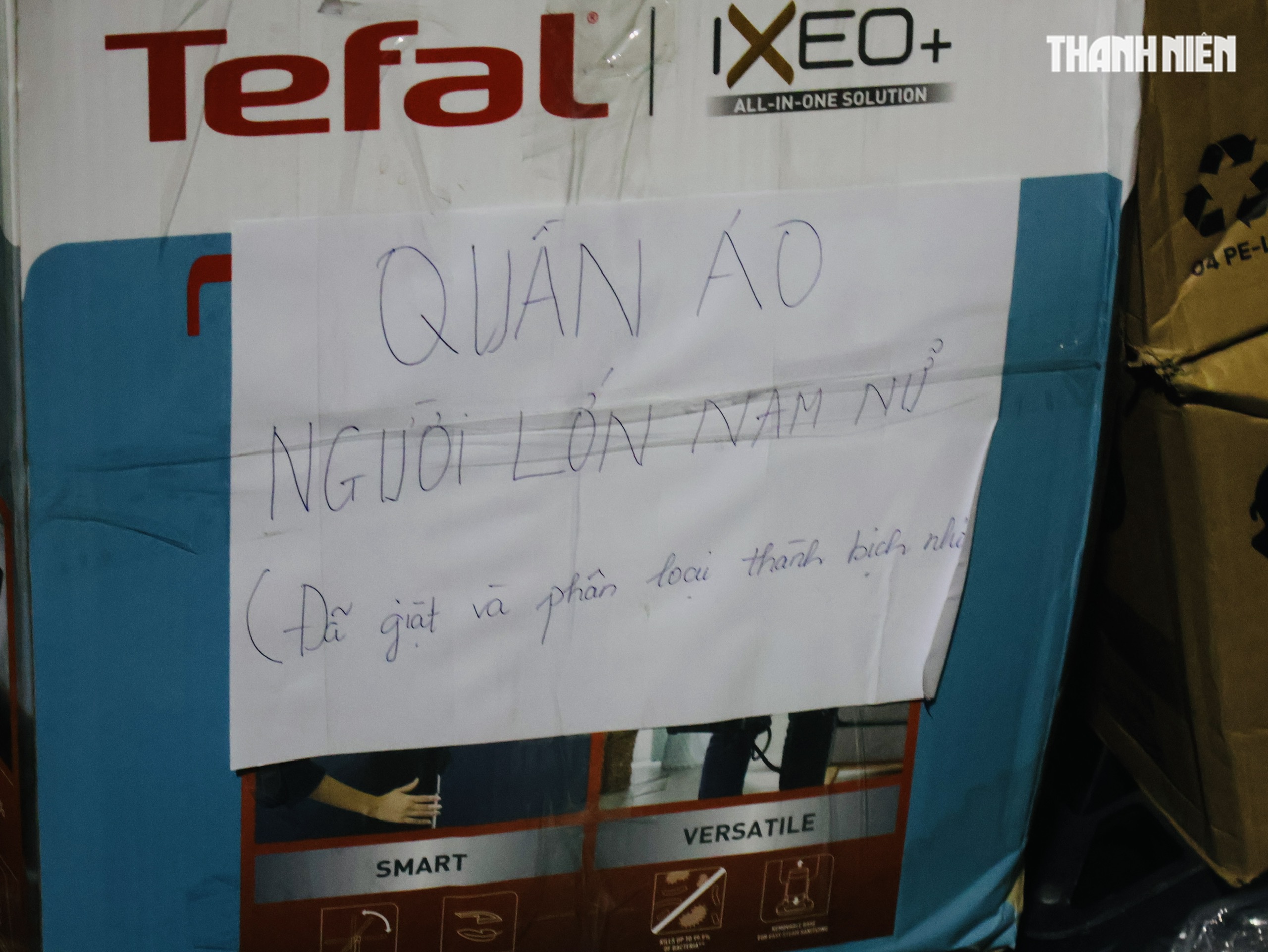 Thâu đêm chuyền tay hàng cứu trợ đến đồng bào vùng lũ miền Trung- Ảnh 8.