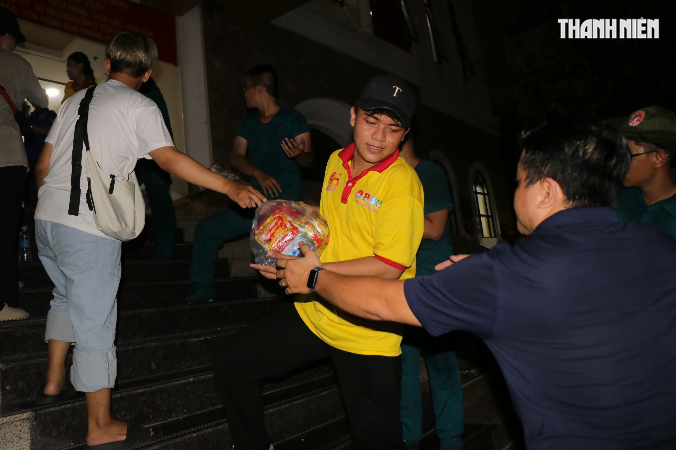 Thâu đêm chuyền tay hàng cứu trợ đến đồng bào vùng lũ miền Trung- Ảnh 10.