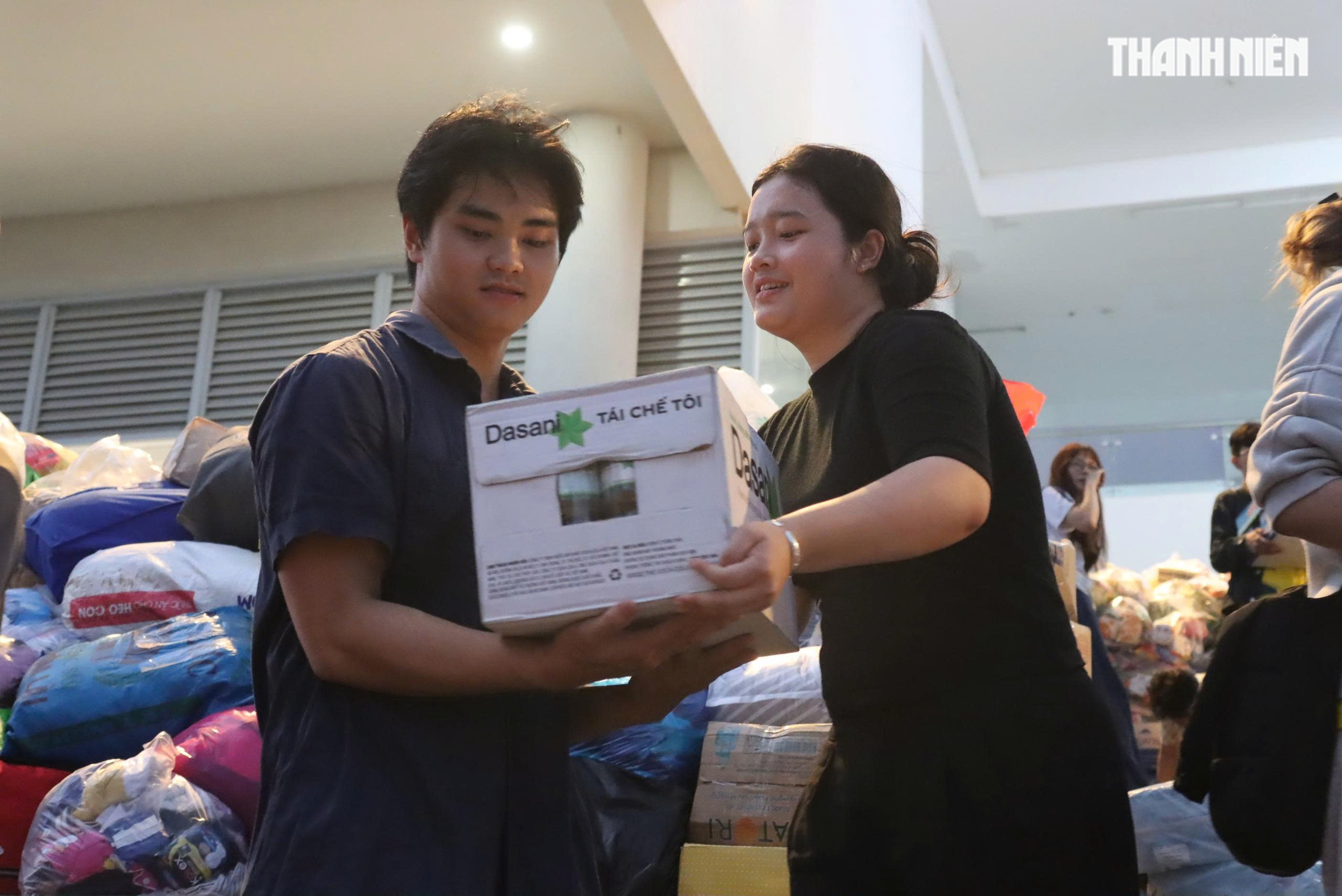 Thâu đêm chuyền tay hàng cứu trợ đến đồng bào vùng lũ miền Trung- Ảnh 15.