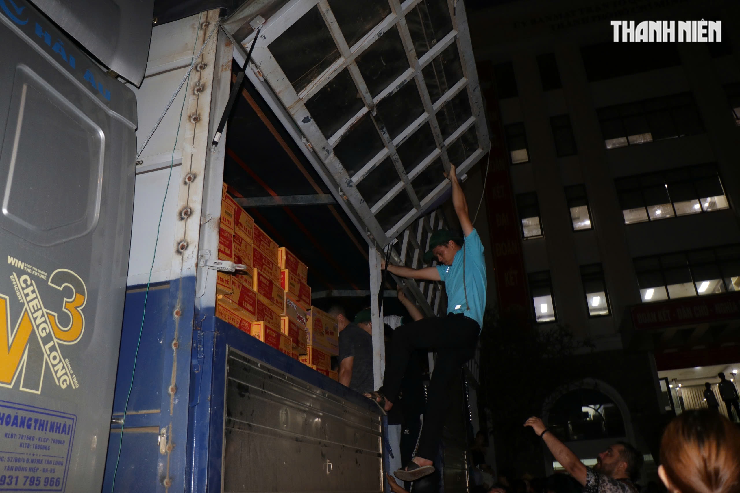 Thâu đêm chuyền tay hàng cứu trợ đến đồng bào vùng lũ miền Trung- Ảnh 11.