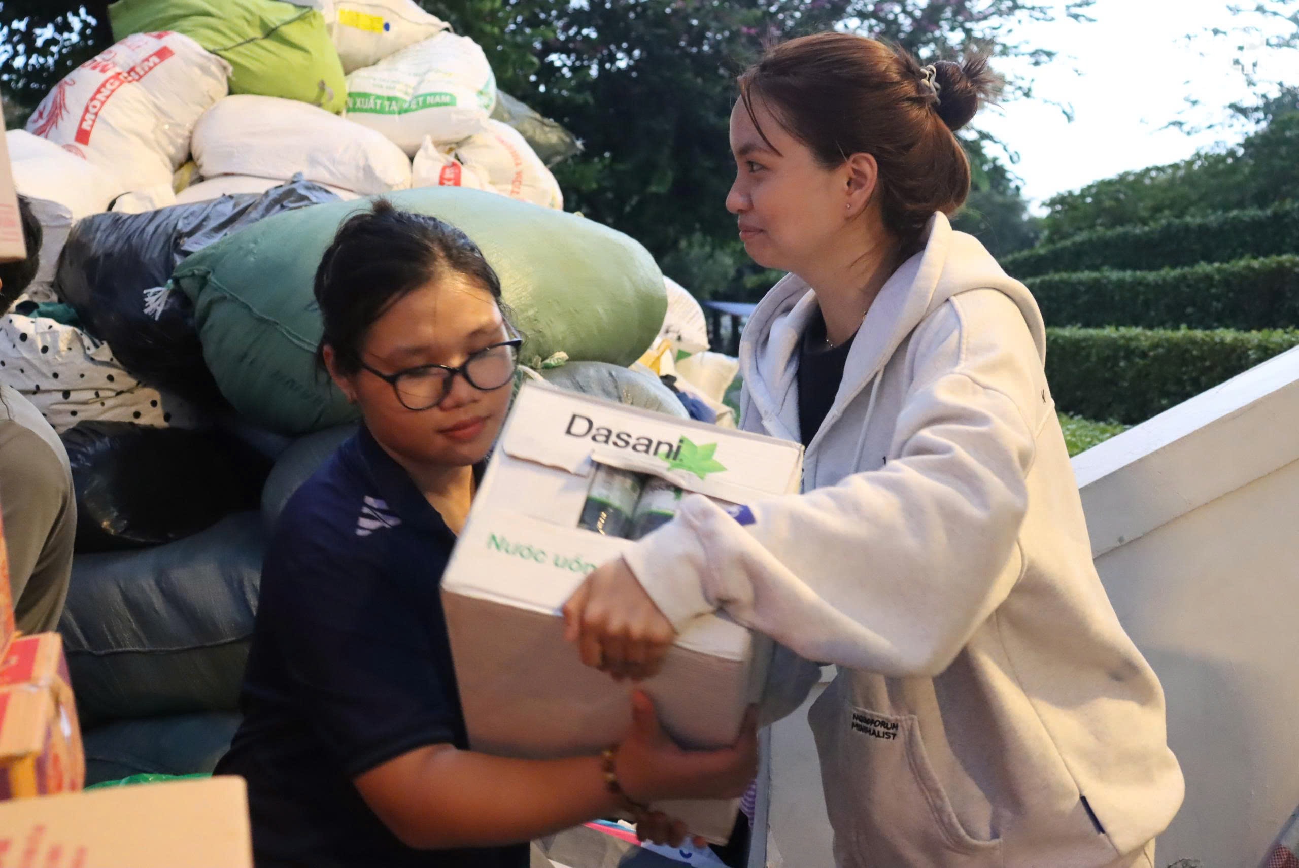 Thâu đêm chuyền tay hàng cứu trợ đến đồng bào vùng lũ miền Trung- Ảnh 16.