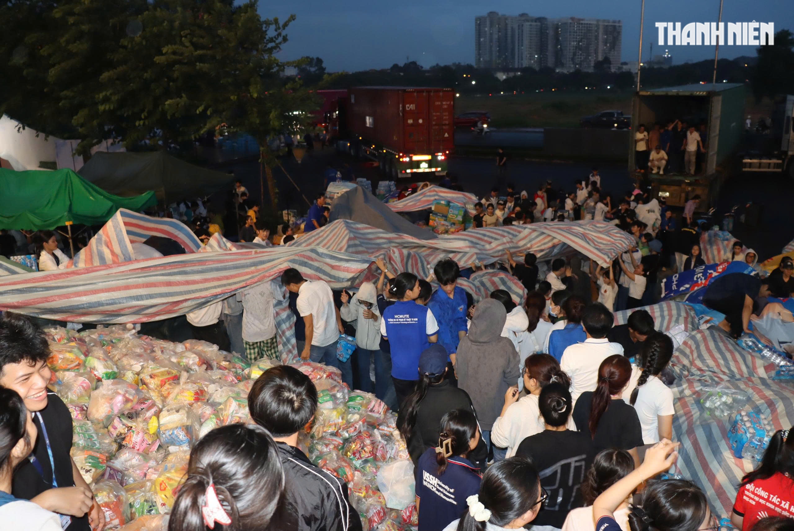 Thâu đêm chuyền tay hàng cứu trợ đến đồng bào vùng lũ miền Trung- Ảnh 18.