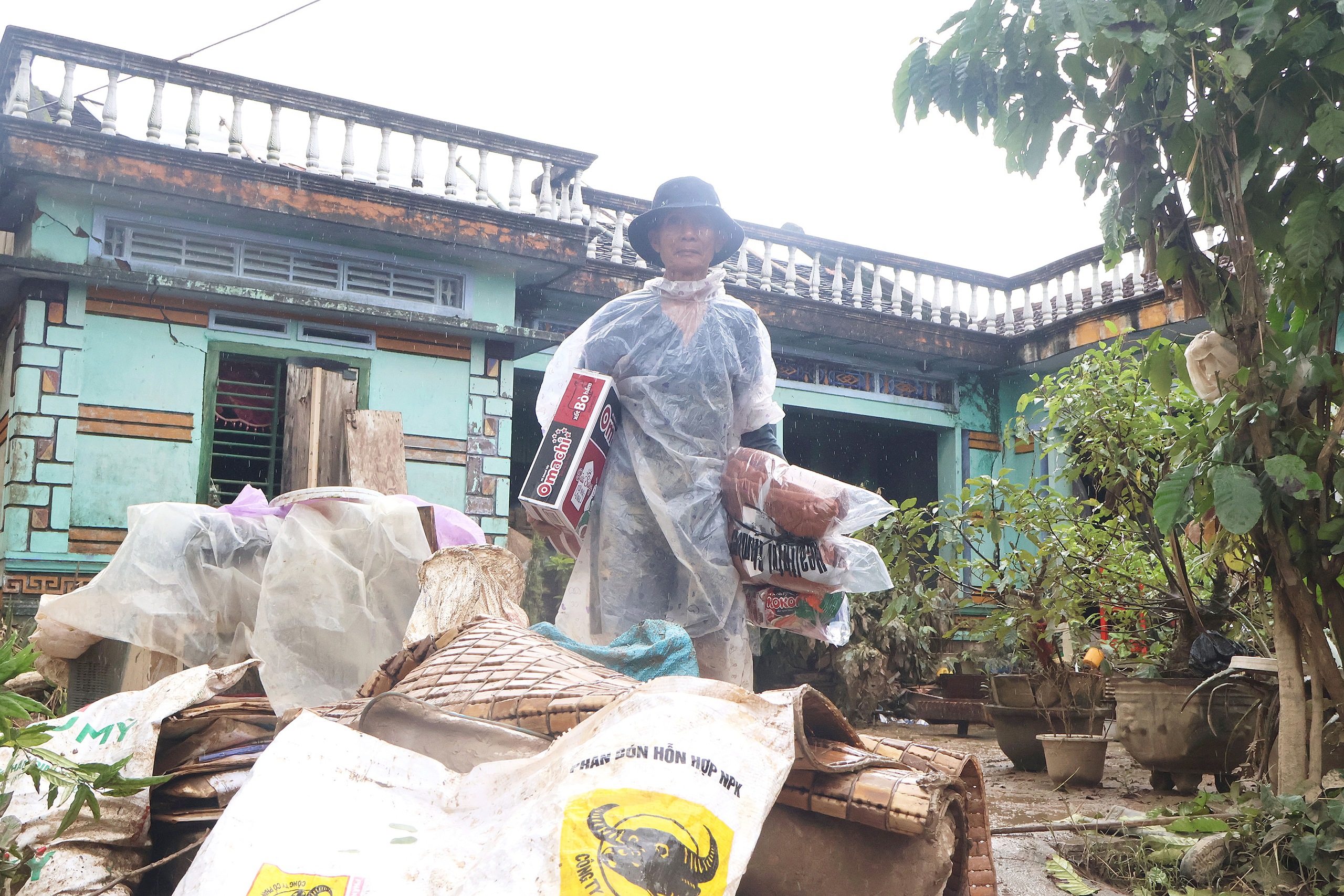 Người dân vùng rốn lũ đang rất cần: Sửa xe, mua nồi cơm điện, khám bệnh, đồ dùng học tập, áo ấm... 2 vùng lũ - Ảnh 2.