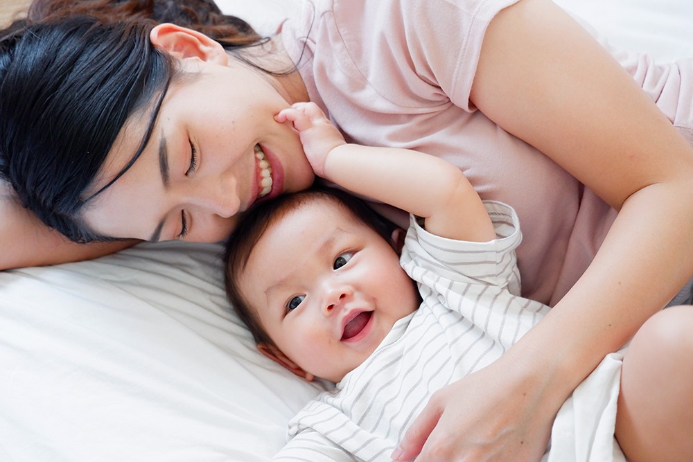 Giữ nhà cửa thông thoáng, rửa tay sạch sẽ trước khi chăm trẻ giúp hạn chế lây bệnh do virus RSV cho trẻ. Ảnh minh họa: Shutterstock