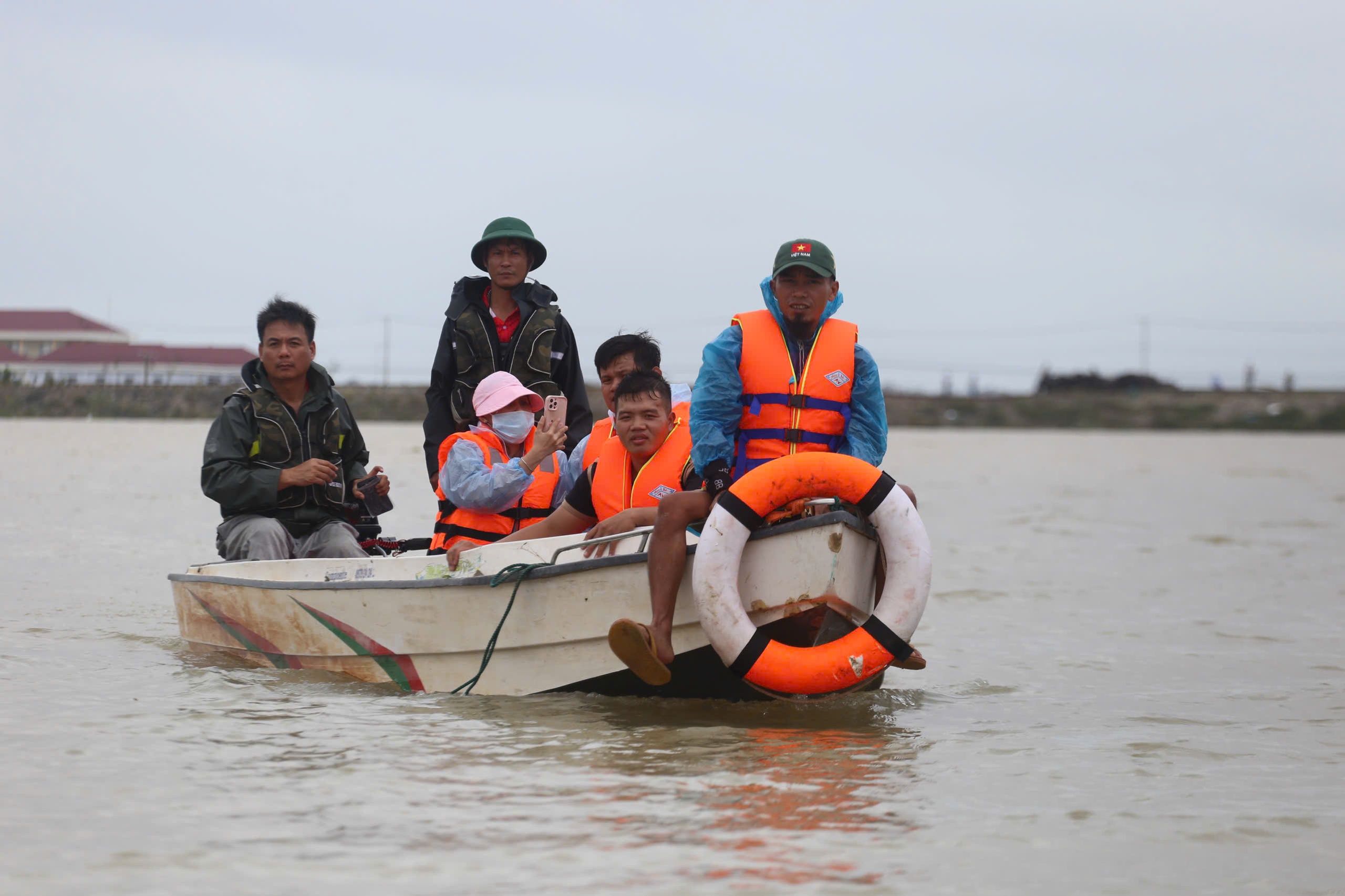 Rốn lũ hòa Xuân tan hoang cần cứu trợ khẩn cấp cho người dân bị ảnh hưởng - Ảnh 2.