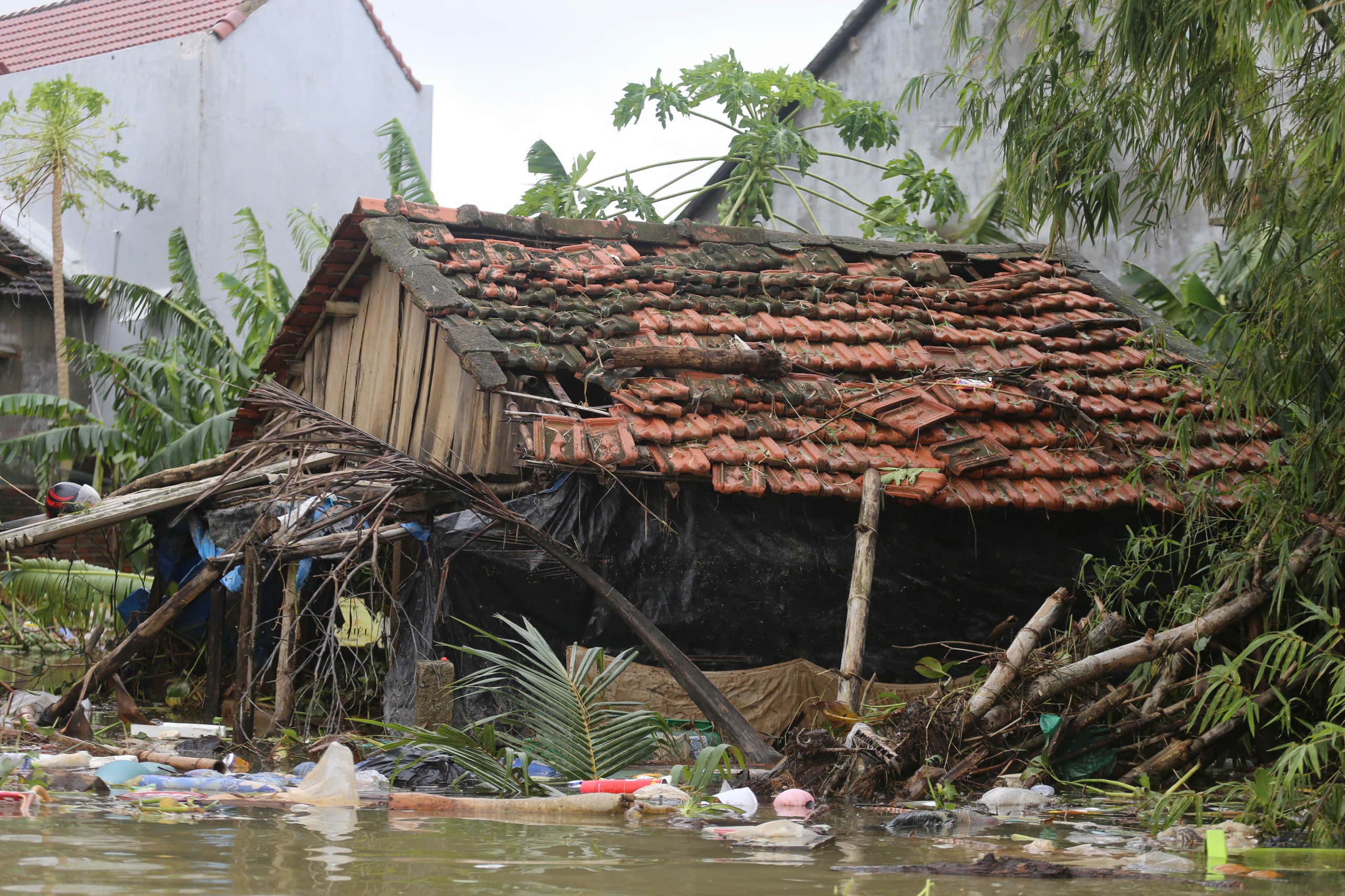 Rốn lũ hòa Xuân tan hoang cần cứu trợ khẩn cấp cho người dân bị ảnh hưởng - Ảnh 4.