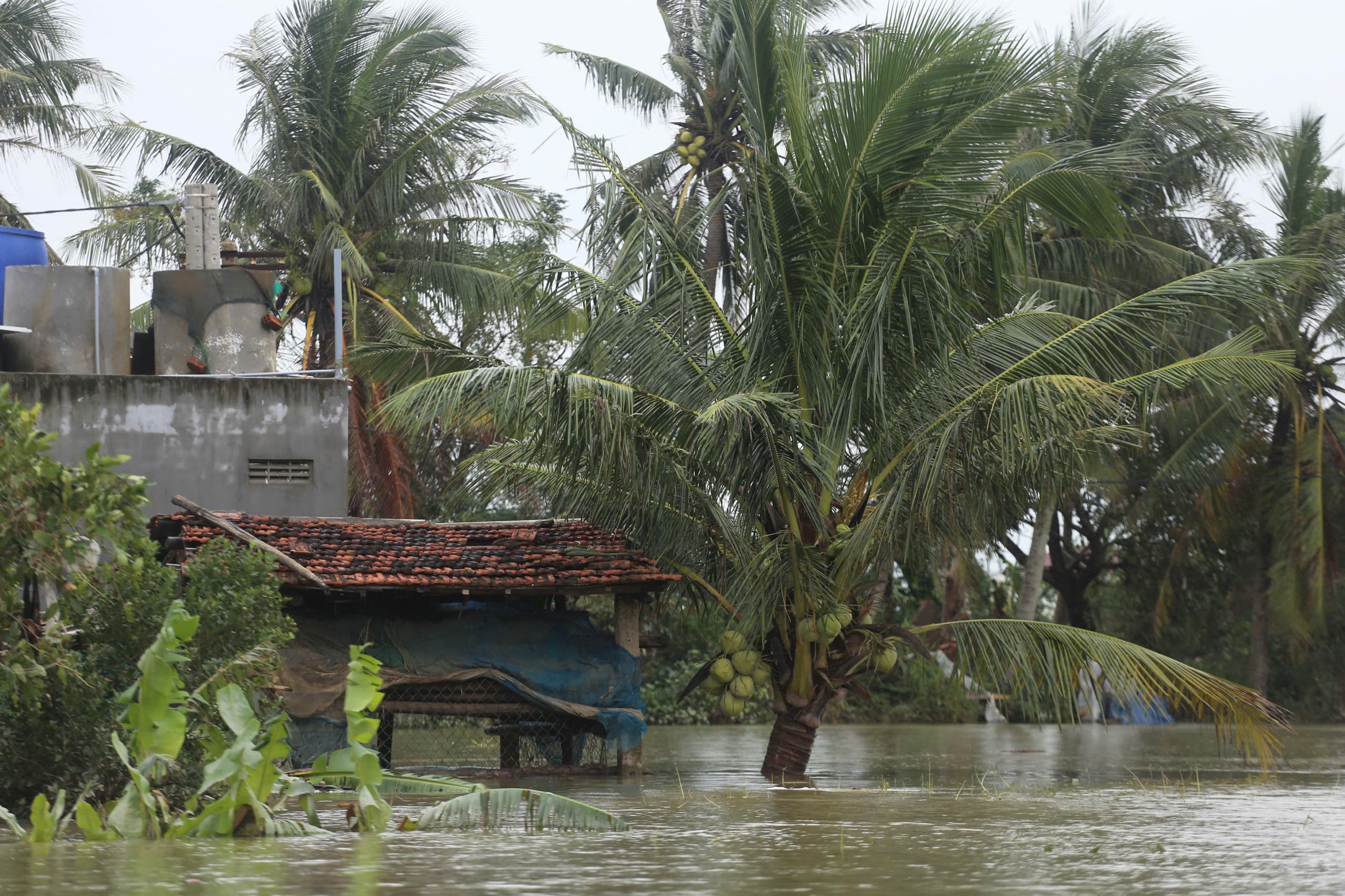 Rốn lũ hòa Xuân tan hoang cần cứu trợ khẩn cấp cho người dân bị ảnh hưởng - Ảnh 5.